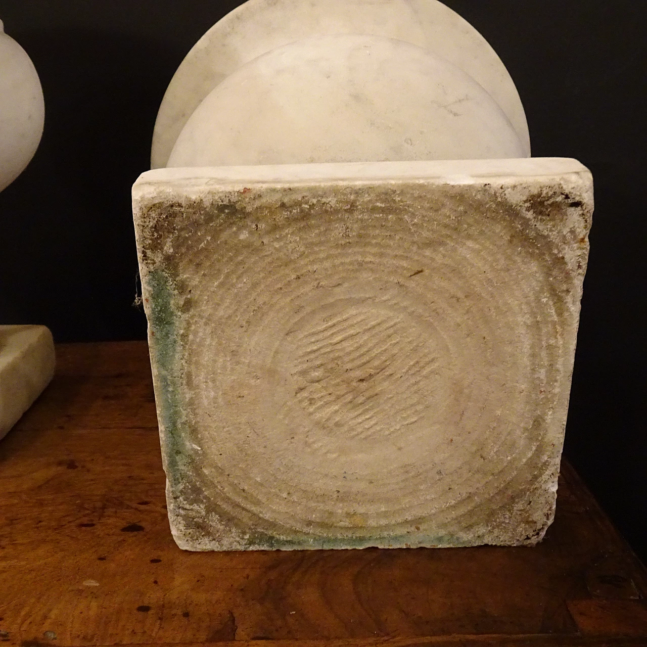 Coppia di vasi in marmo di Carrara, inizio '900 4