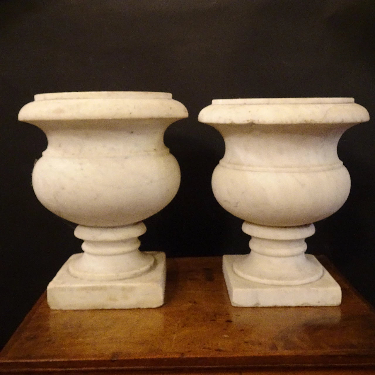 Pair of Carrara marble vases, early 20th century 5