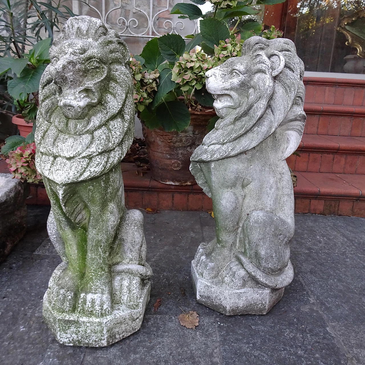 Pair of granite lion sculptures, early 20th century 2