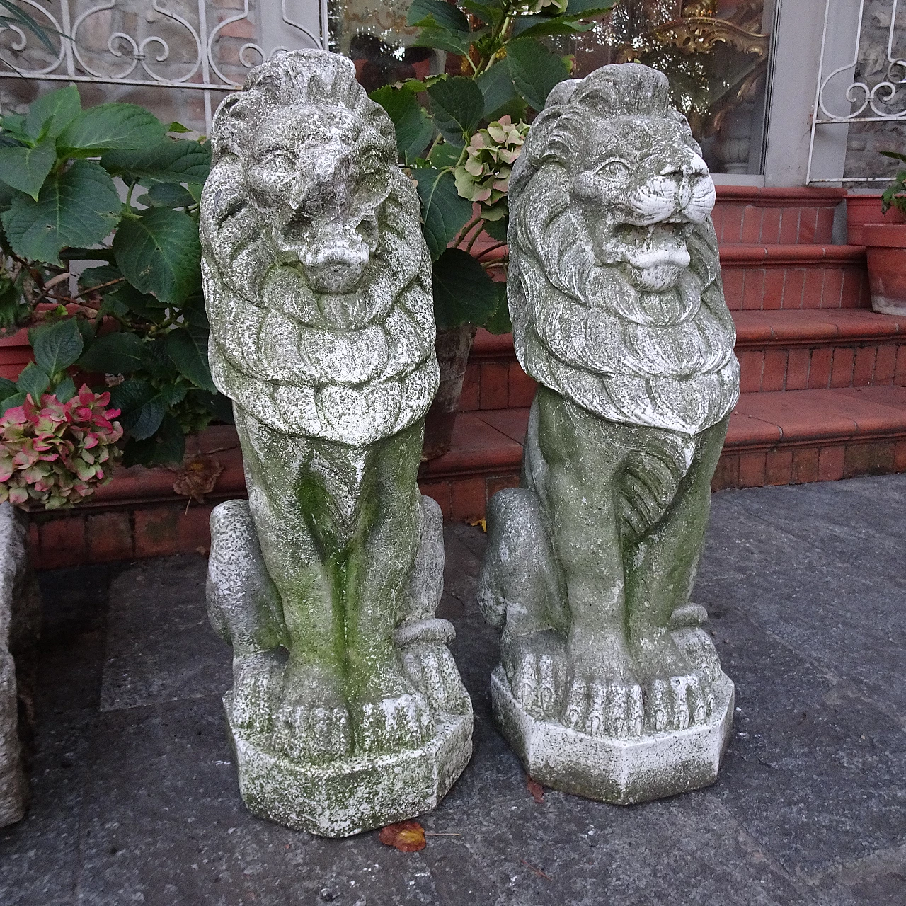 Pair of granite lion sculptures, early 20th century 3