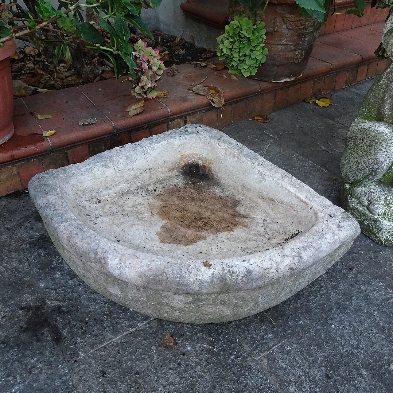 Marble corner fountain, late 18th century 3