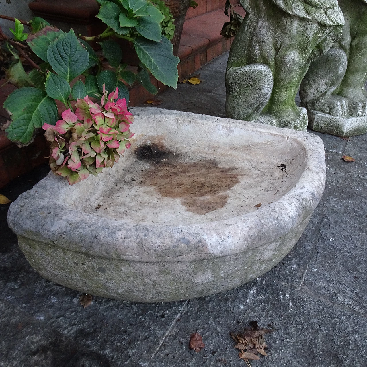 Marble corner fountain, late 18th century 5