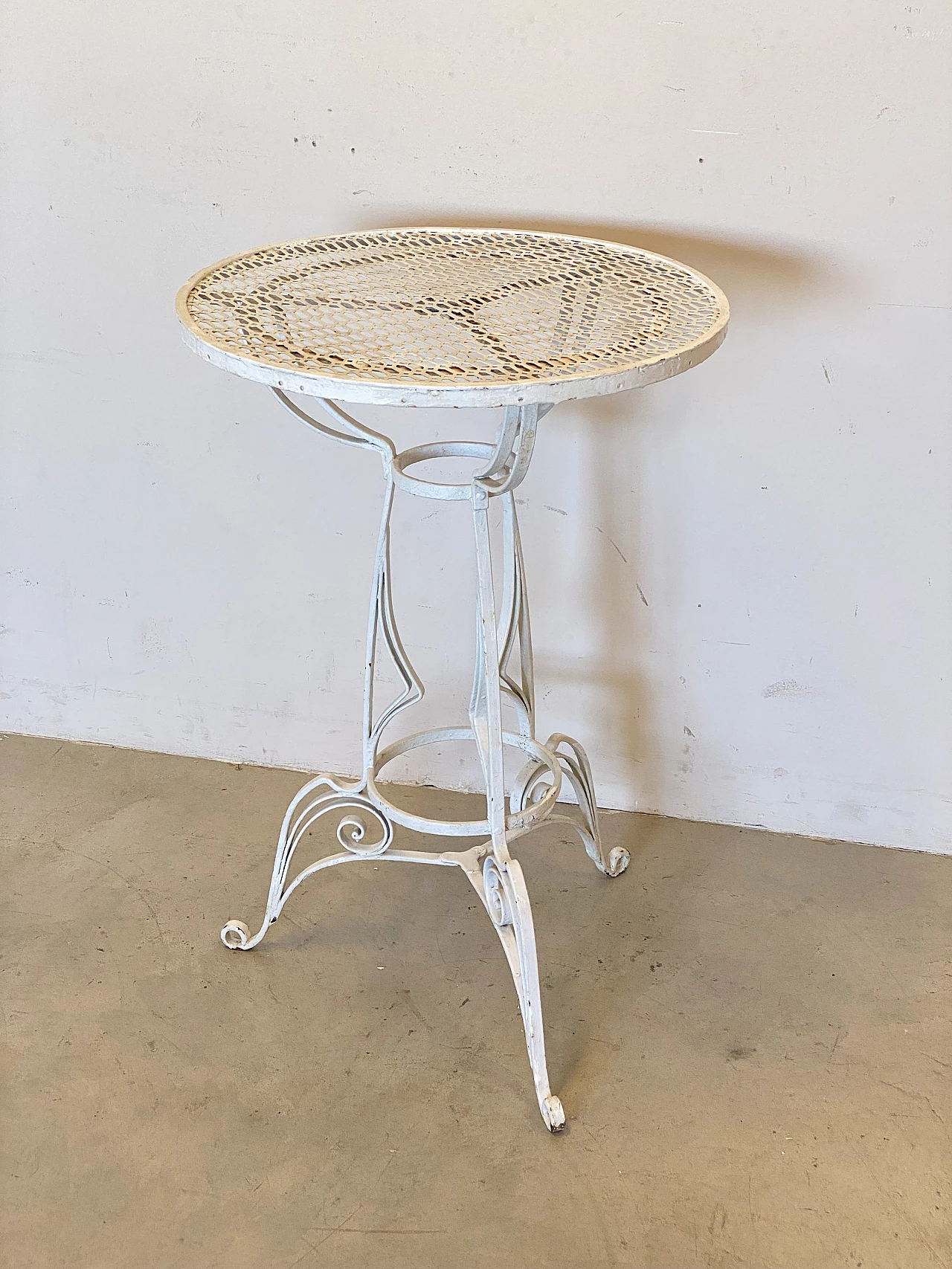 Tavolino da giardino rotondo in ferro battuto bianco, anni '40 1