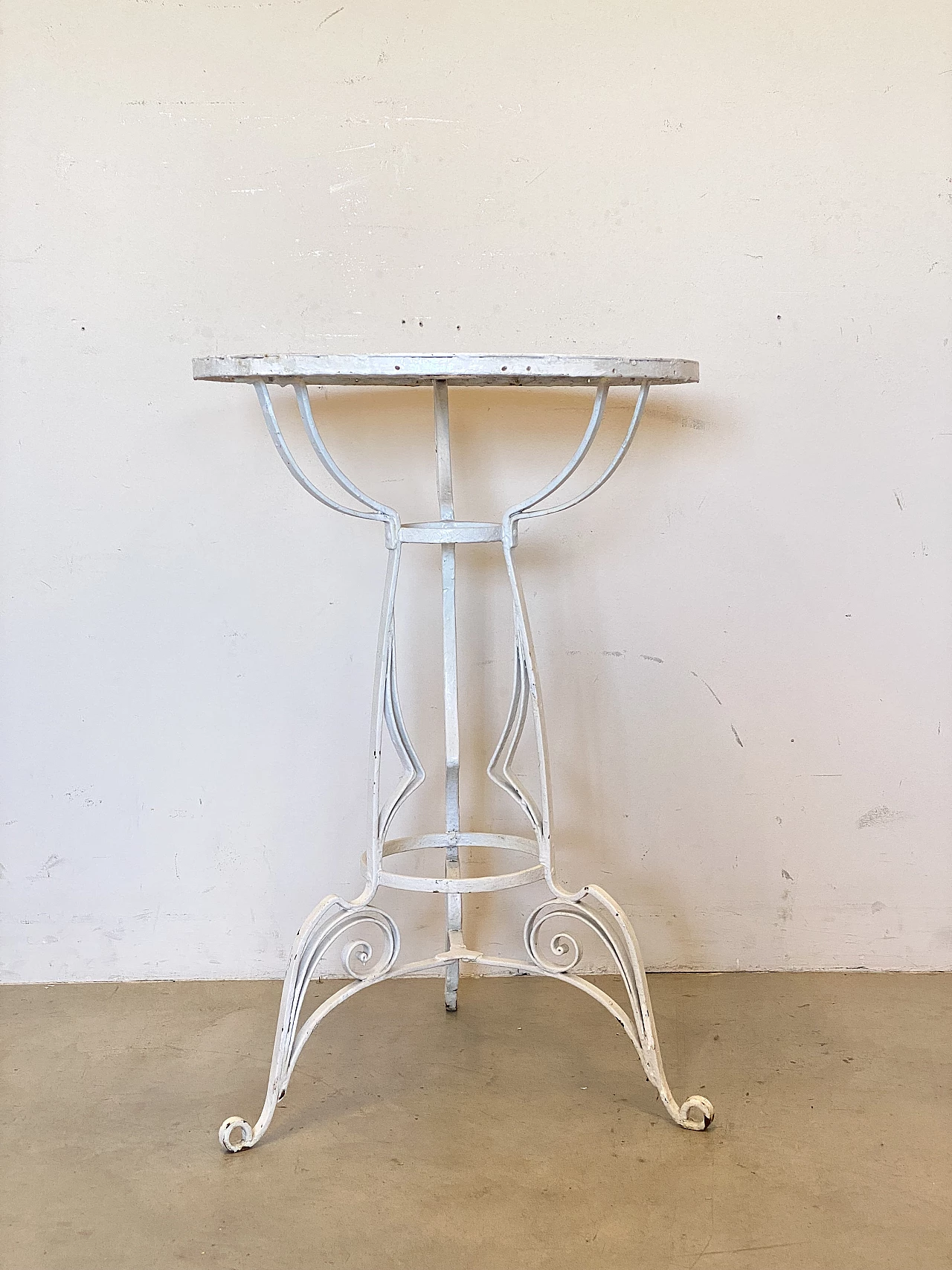 Tavolino da giardino rotondo in ferro battuto bianco, anni '40 4