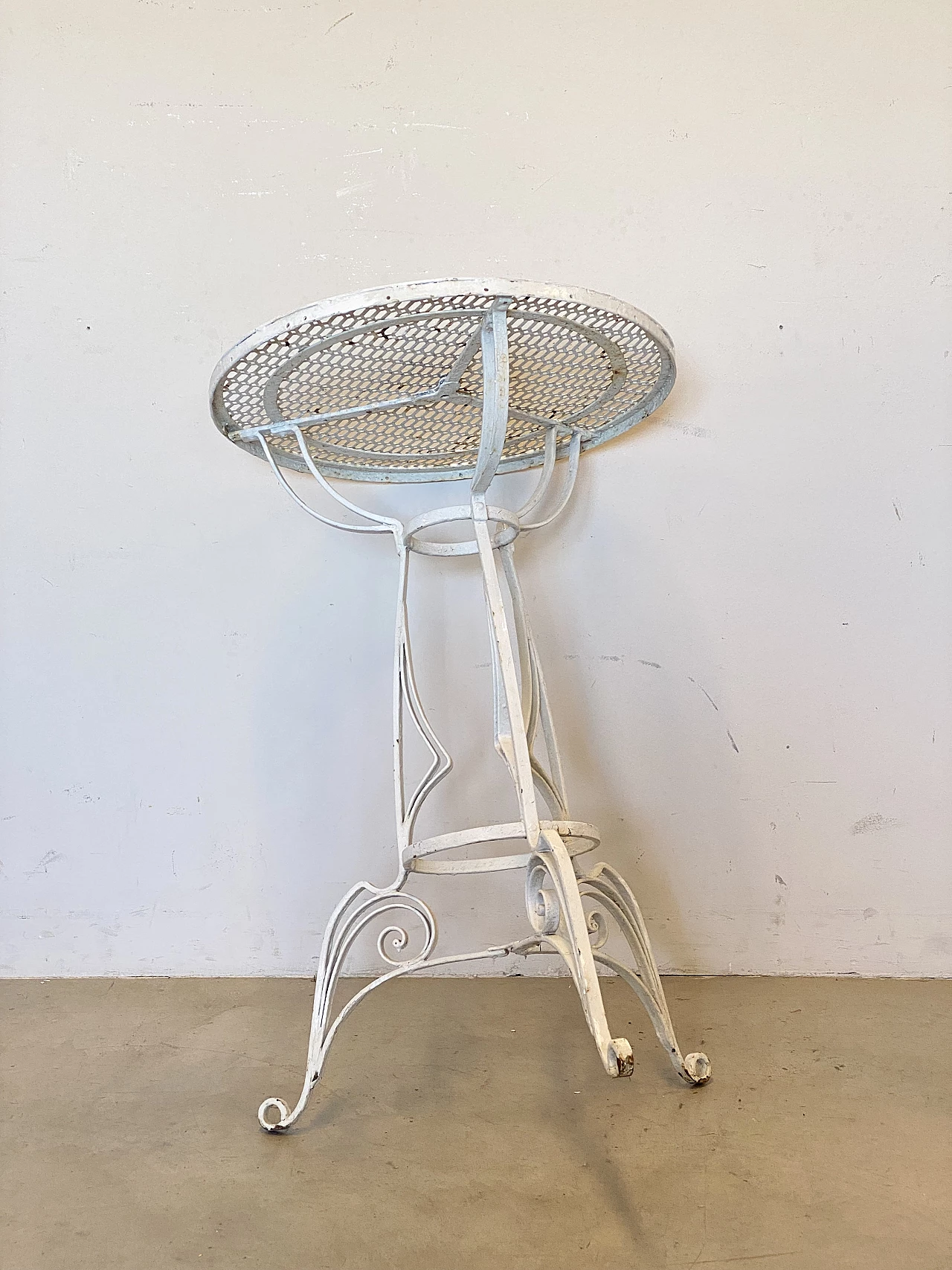 Tavolino da giardino rotondo in ferro battuto bianco, anni '40 5