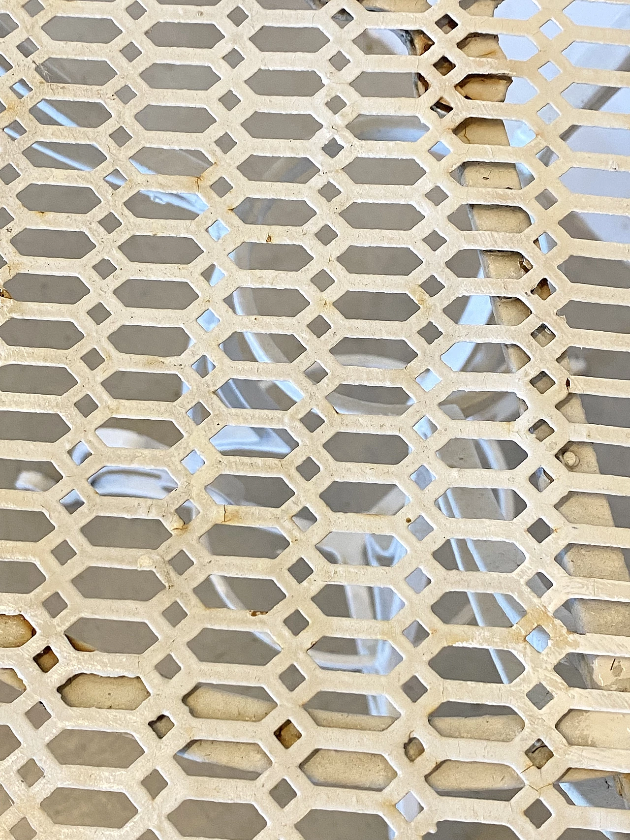 Tavolino da giardino rotondo in ferro battuto bianco, anni '40 7