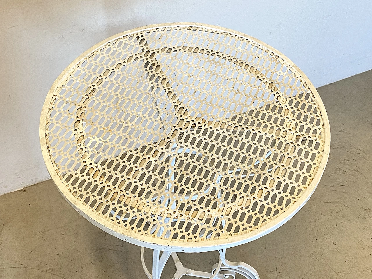 Tavolino da giardino rotondo in ferro battuto bianco, anni '40 8