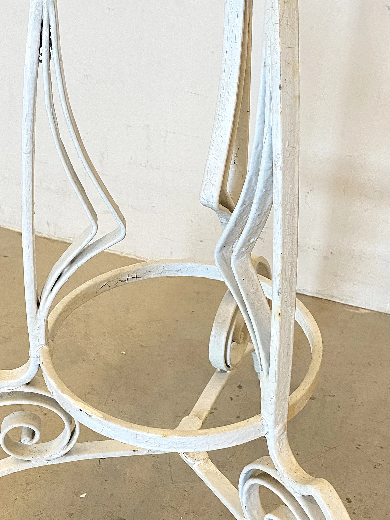 Tavolino da giardino rotondo in ferro battuto bianco, anni '40 10