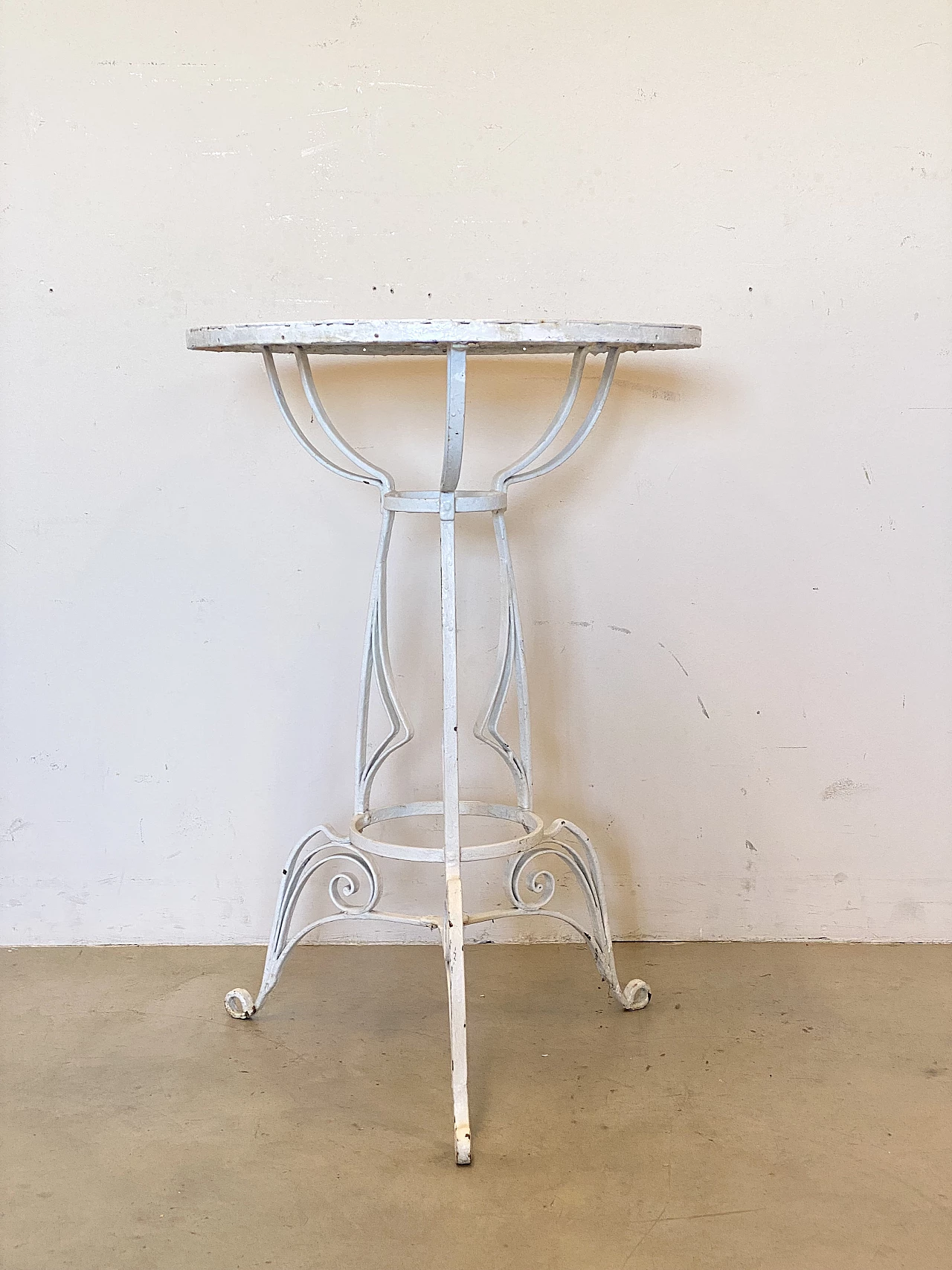 Tavolino da giardino rotondo in ferro battuto bianco, anni '40 12