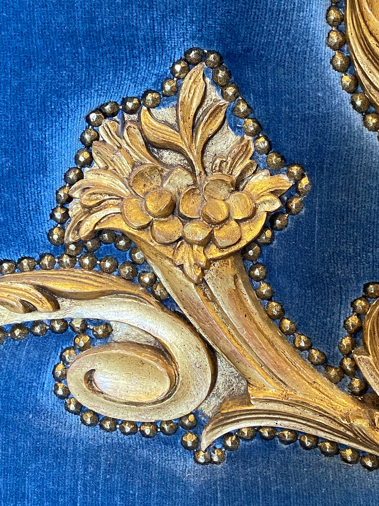 Testiera stile Luigi XV in legno dorato e velluto blu, anni '60 5