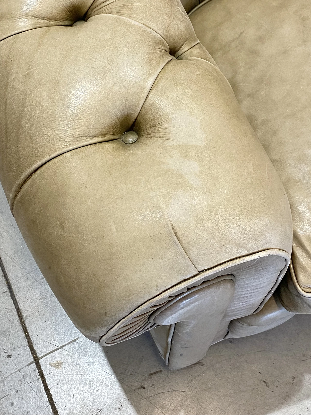 Divano Chesterfield a sei posti in pelle capitonné, anni '70 5