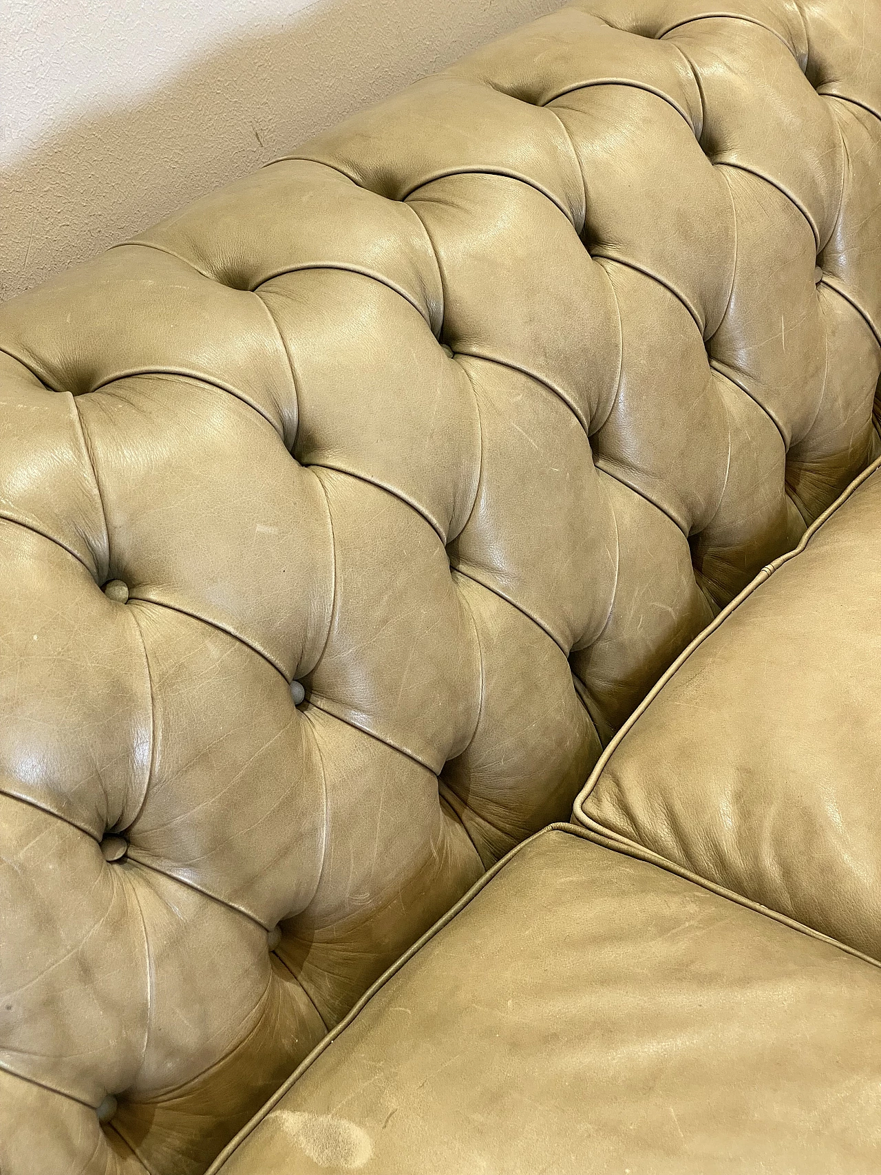 Six-seater capitonné leather Chesterfield sofa, 1970s 6