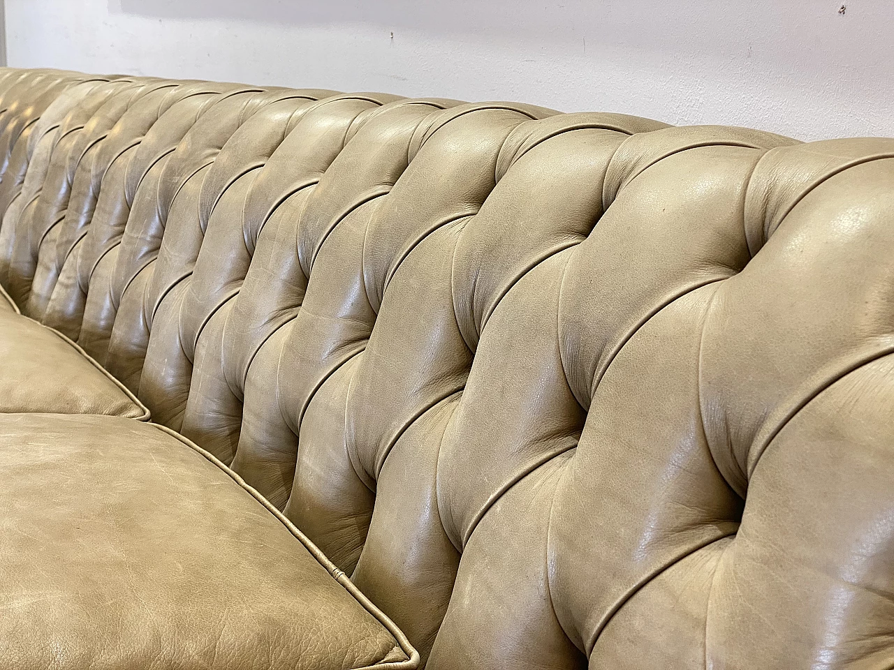 Six-seater capitonné leather Chesterfield sofa, 1970s 10