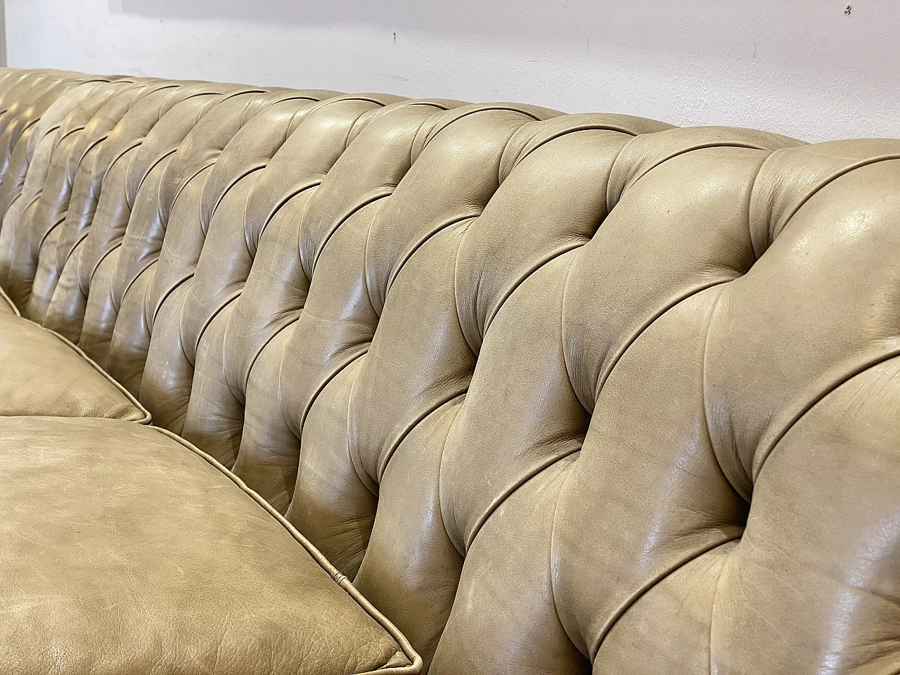 Divano Chesterfield a sei posti in pelle capitonné, anni '70 10