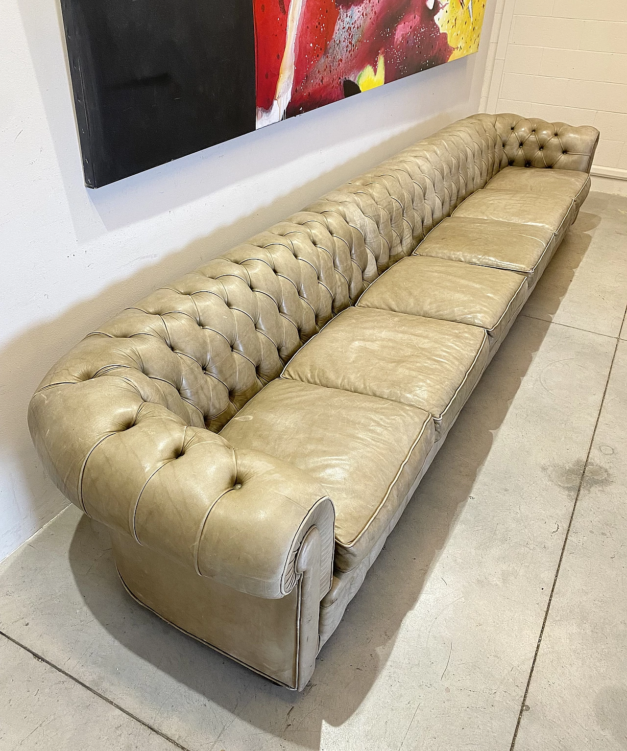 Six-seater capitonné leather Chesterfield sofa, 1970s 12