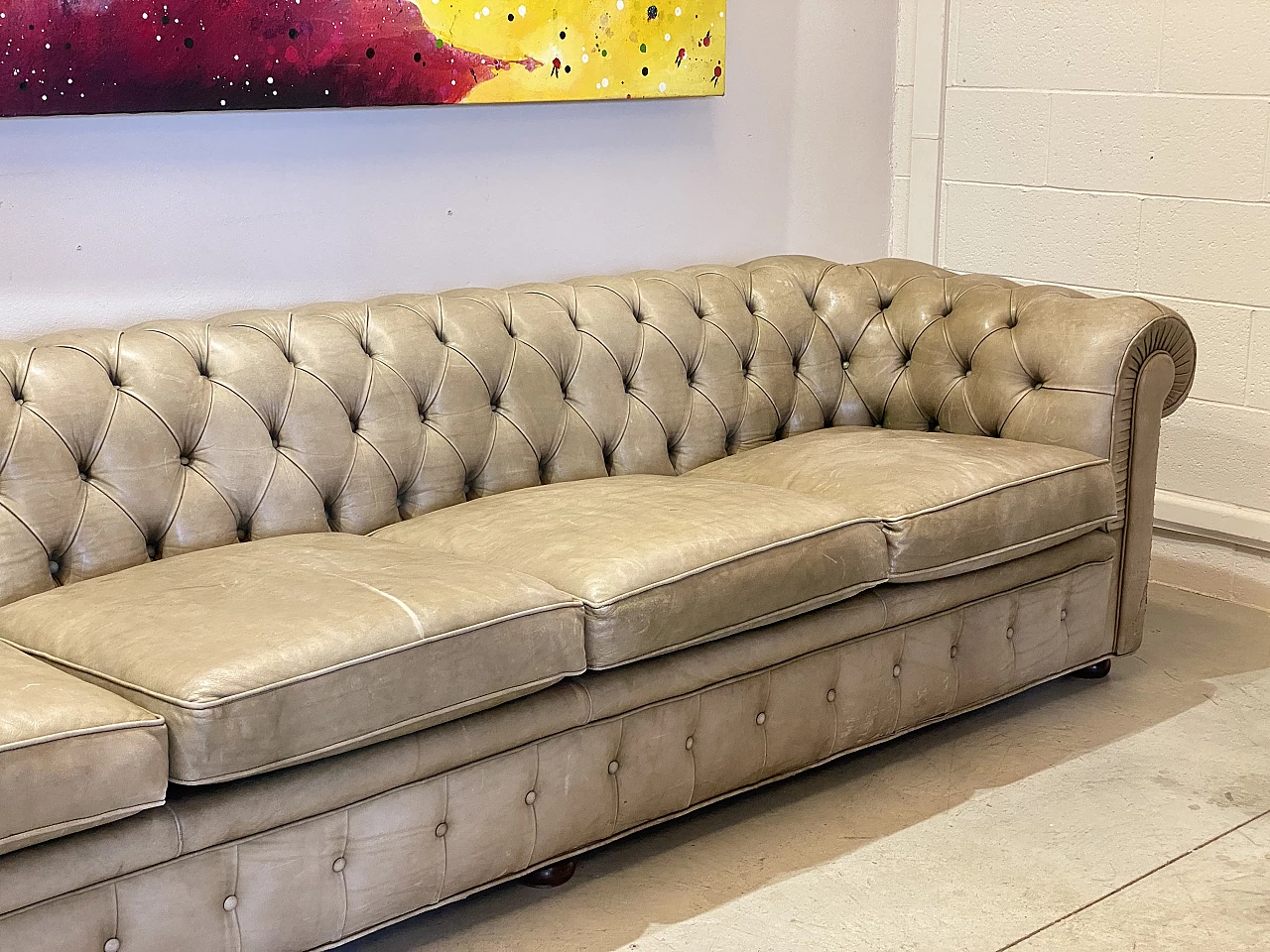 Six-seater capitonné leather Chesterfield sofa, 1970s 19
