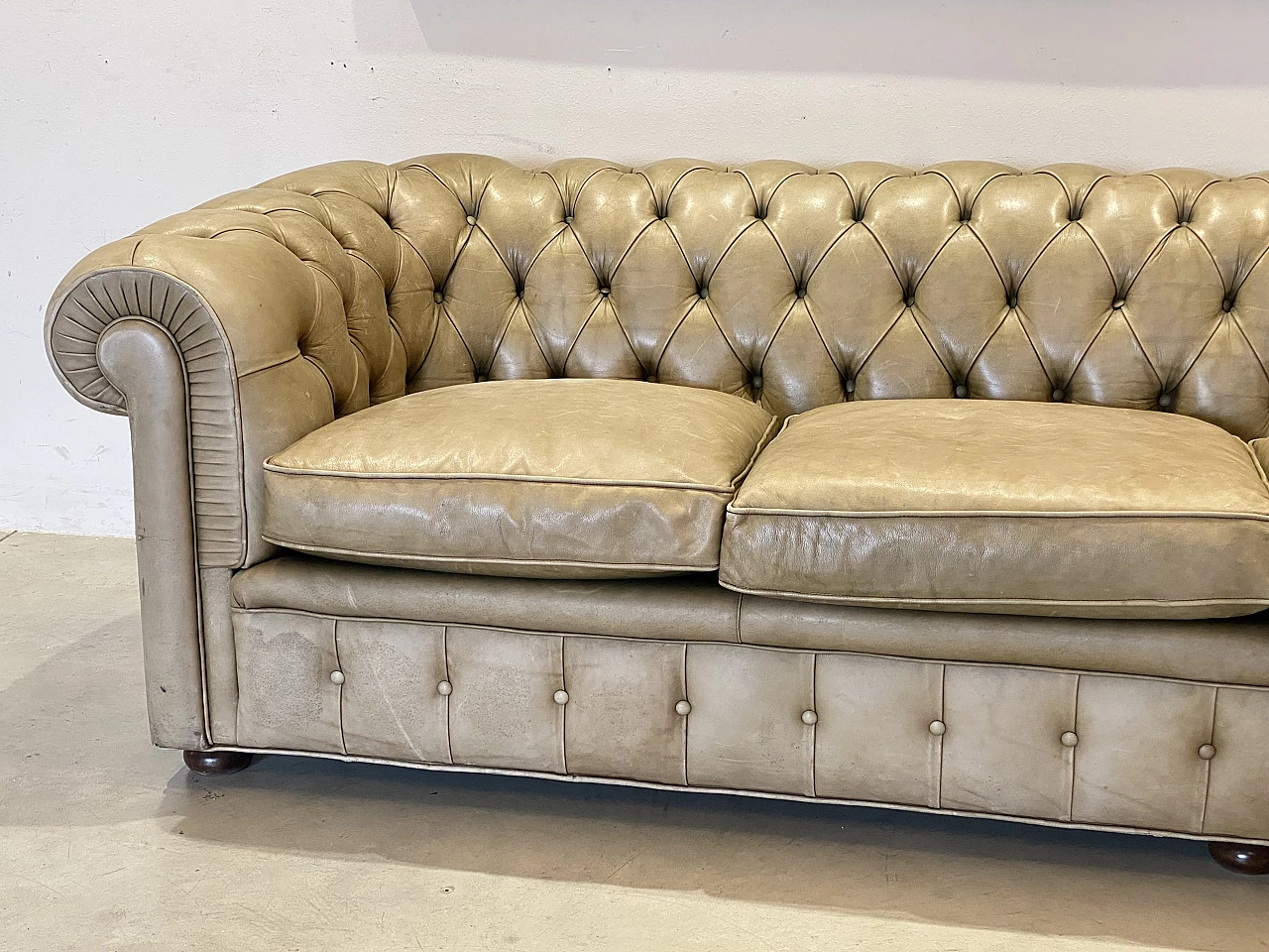 Divano Chesterfield a sei posti in pelle capitonné, anni '70 20