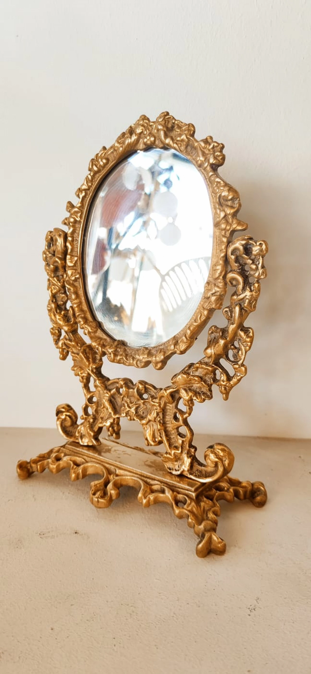 Specchio da tavolo in ottone lavorato, anni '50 1