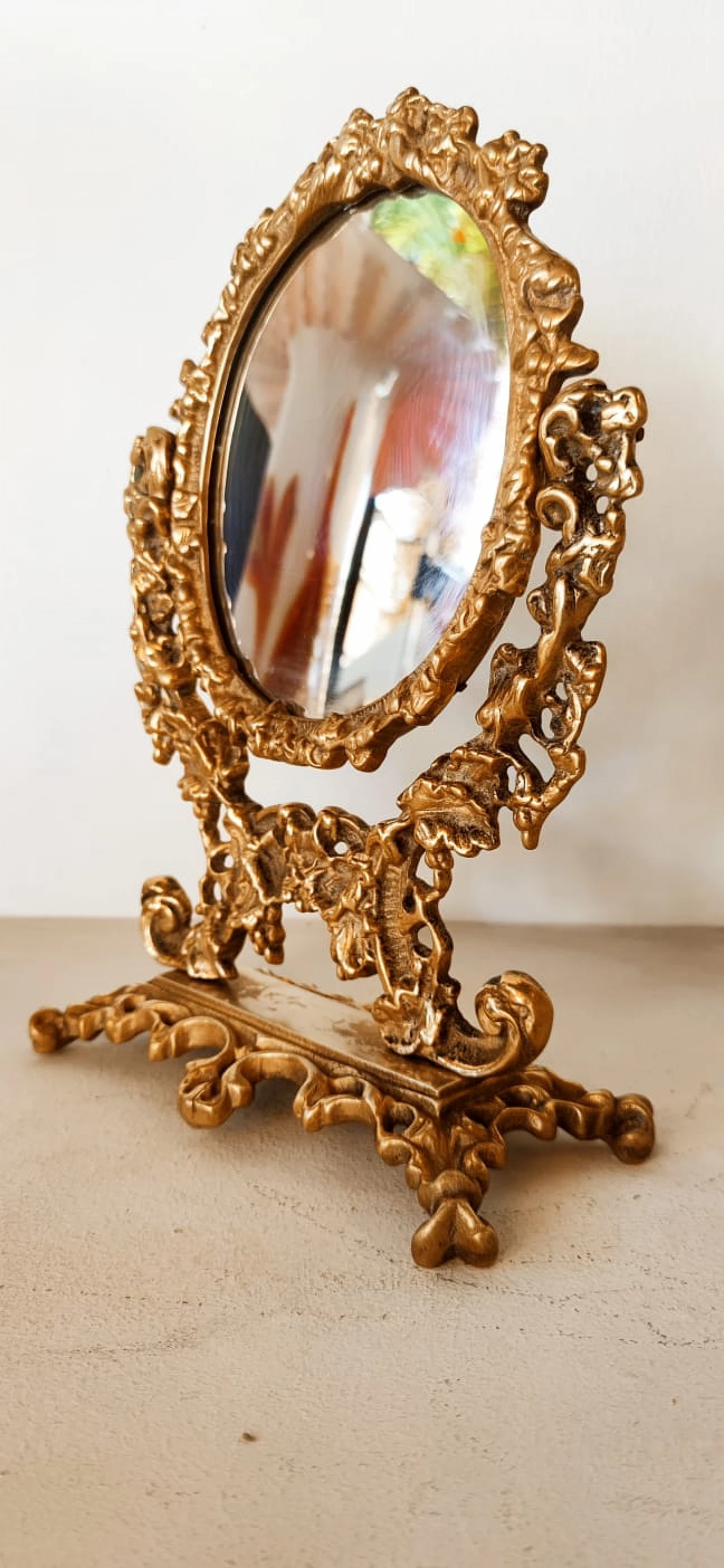 Specchio da tavolo in ottone lavorato, anni '50 6