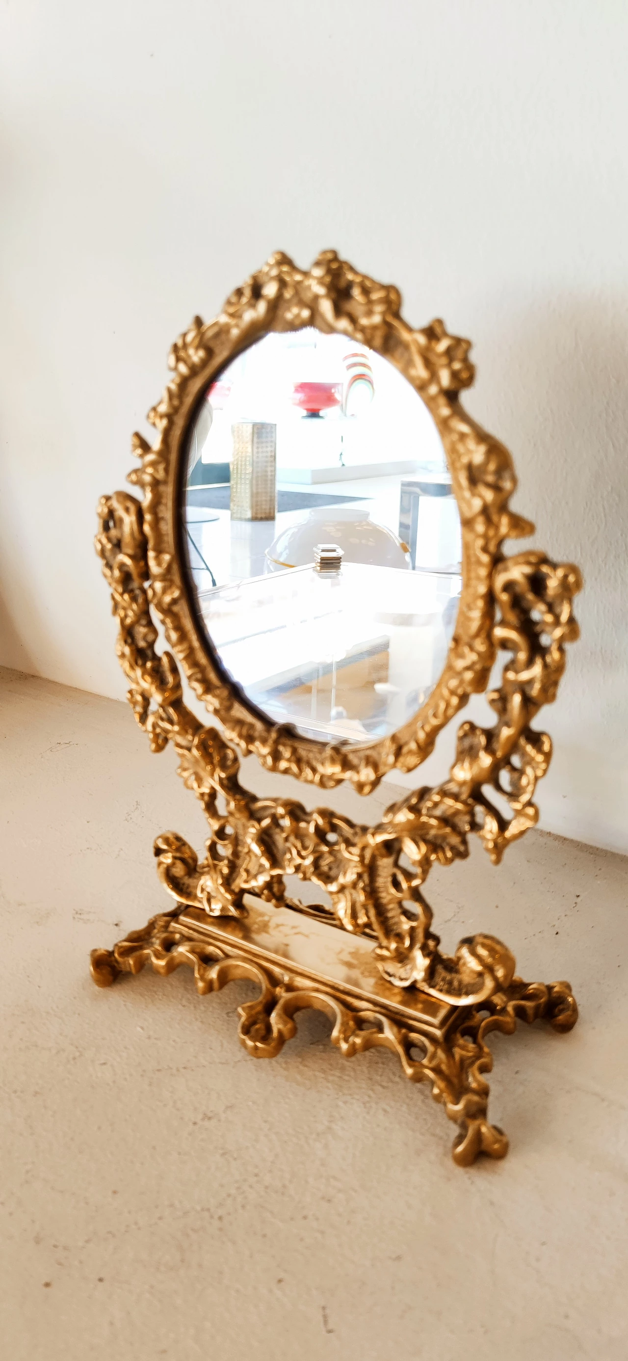 Specchio da tavolo in ottone lavorato, anni '50 16