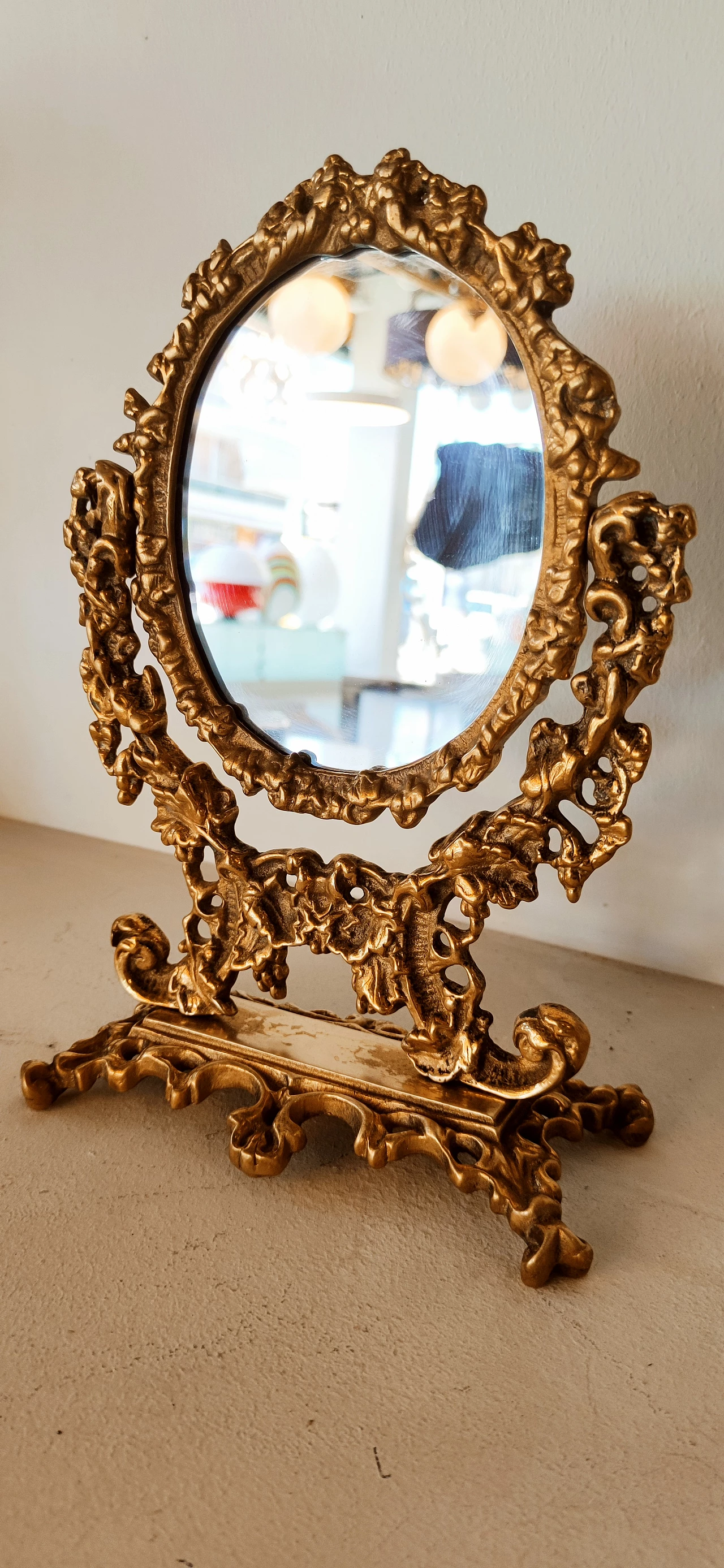 Specchio da tavolo in ottone lavorato, anni '50 17