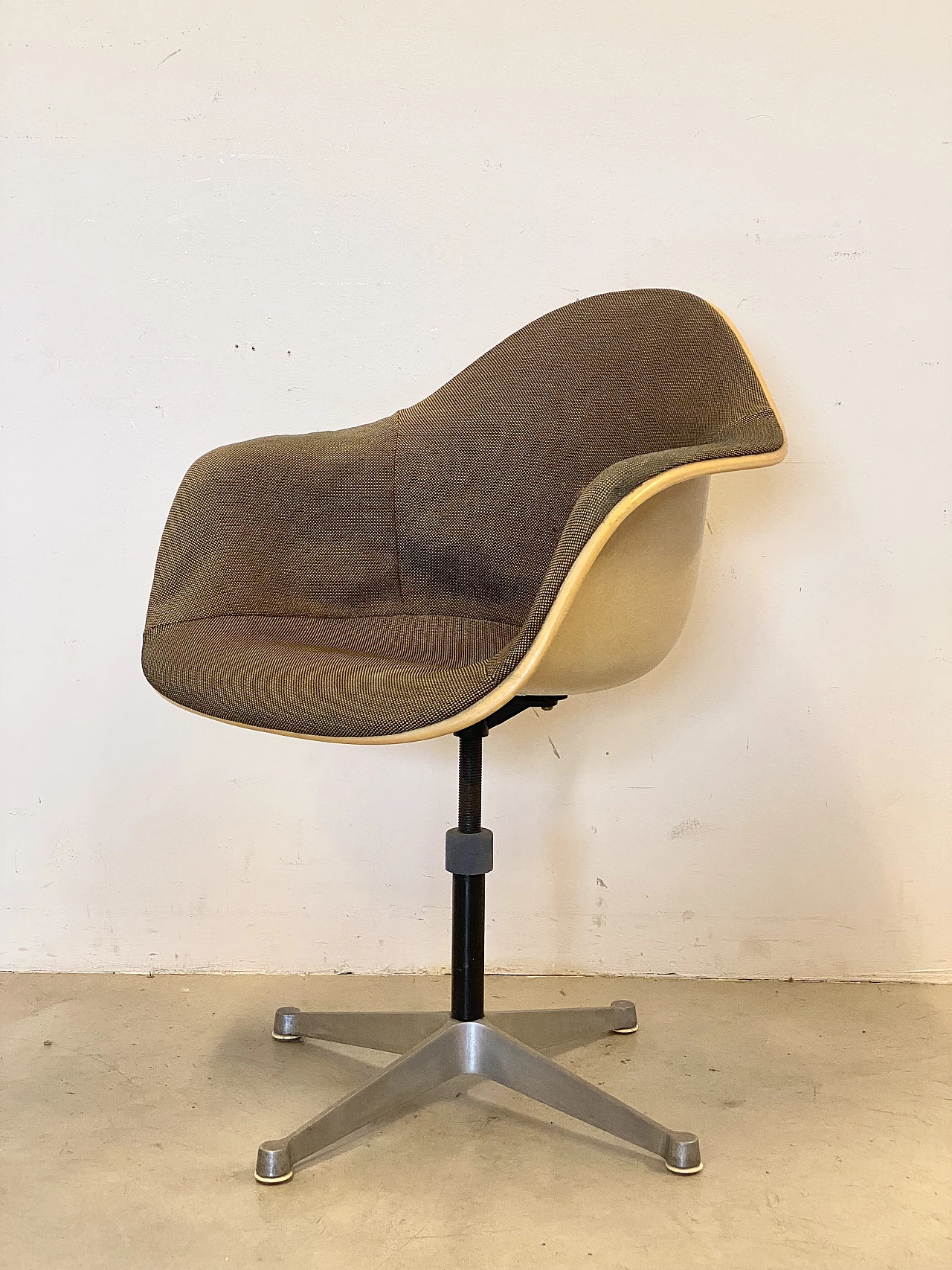 Swivel chair by Charles Ray Eames for Herman Miller, 1970s 1