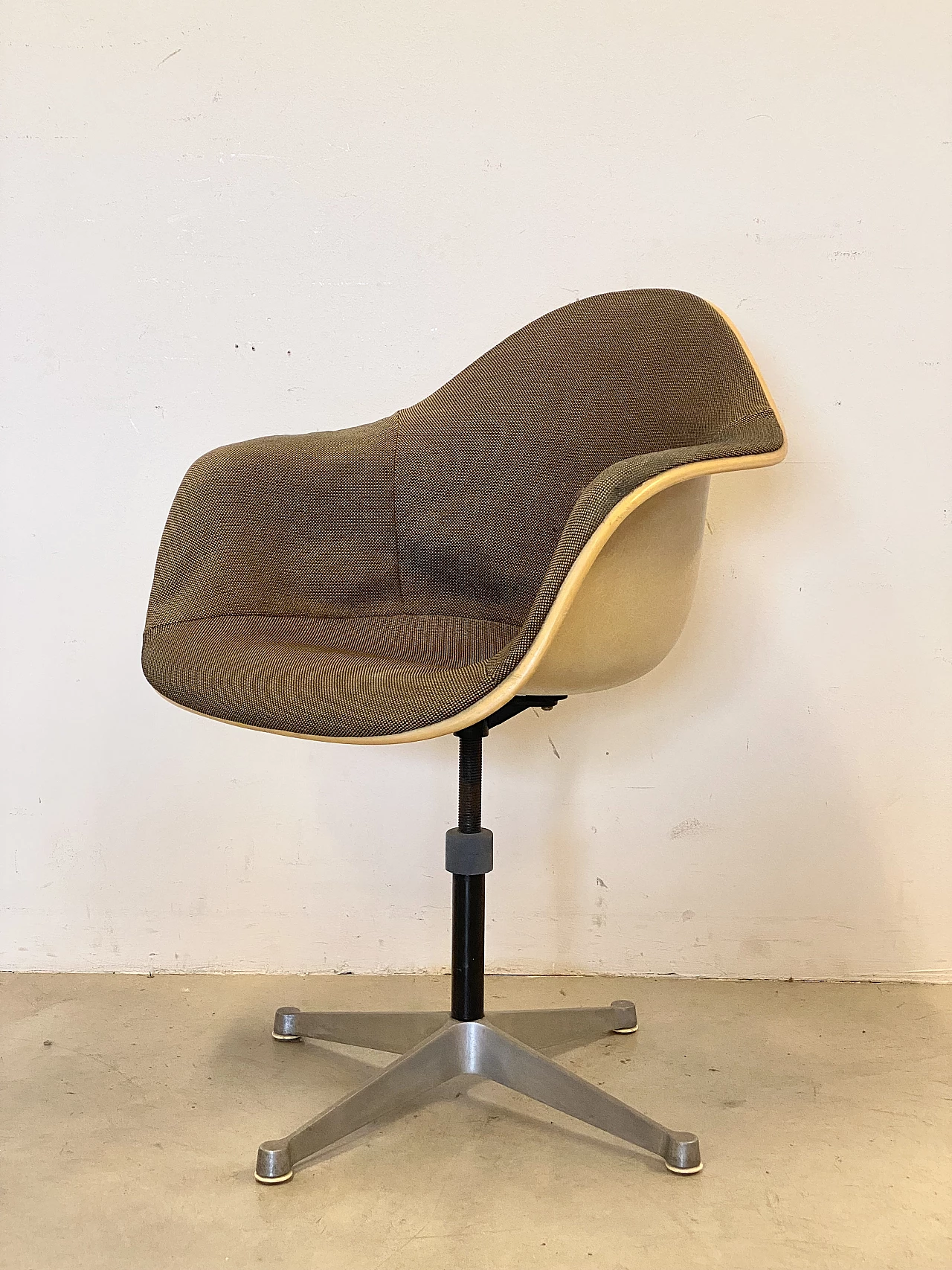 Sedia girevole di Charles Ray Eames per Herman Miller, anni '70 1