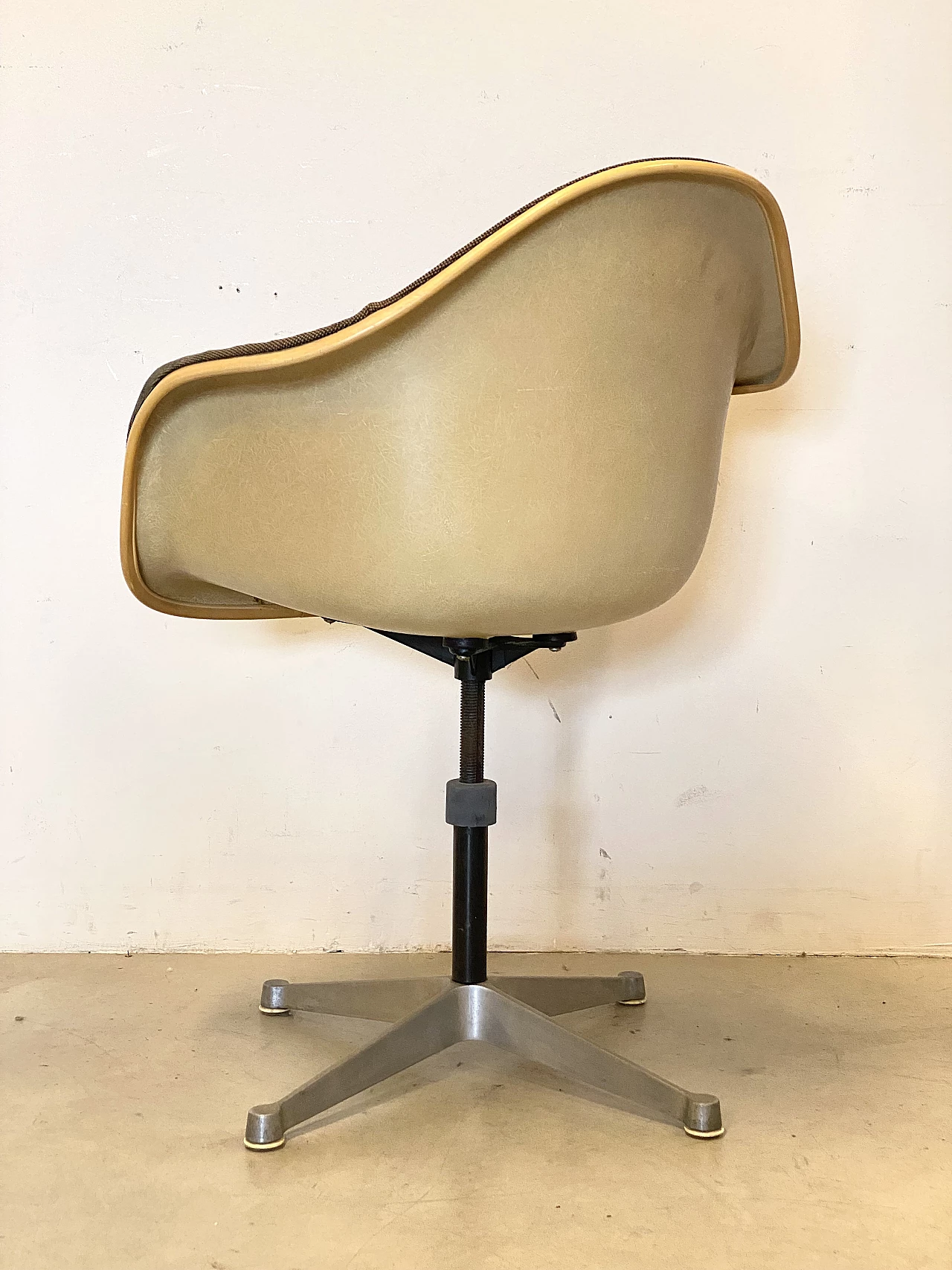 Sedia girevole di Charles Ray Eames per Herman Miller, anni '70 2