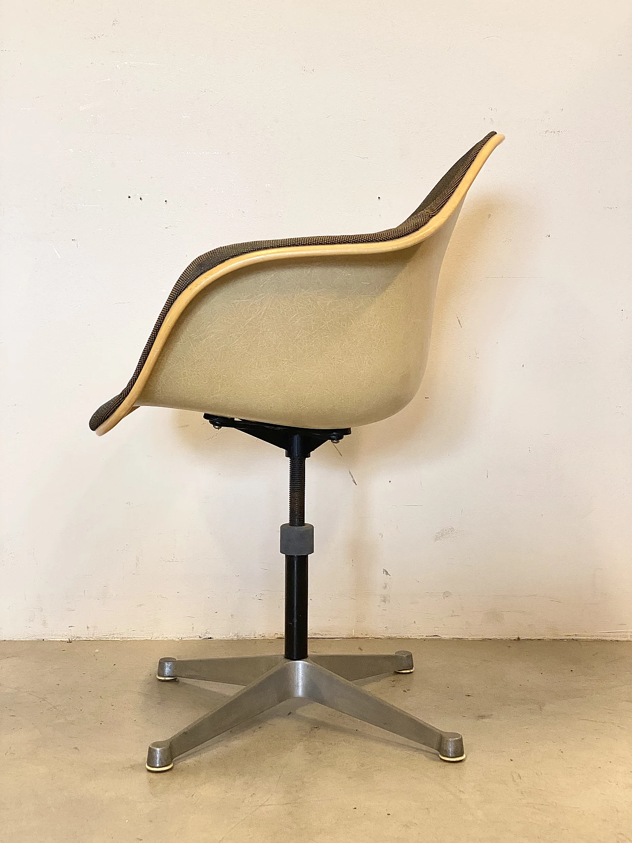 Swivel chair by Charles Ray Eames for Herman Miller, 1970s 3