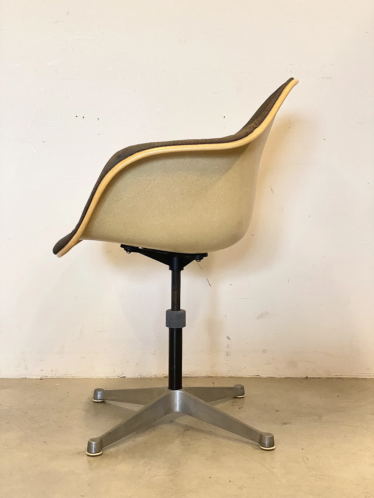 Sedia girevole di Charles Ray Eames per Herman Miller, anni '70 3