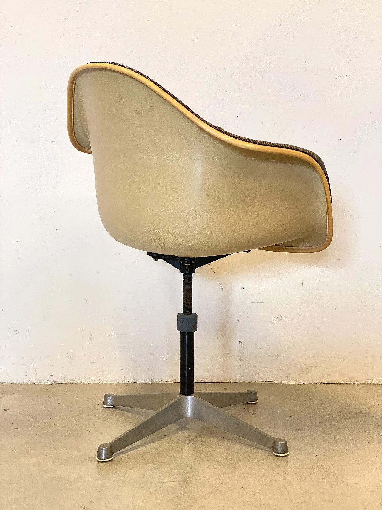 Swivel chair by Charles Ray Eames for Herman Miller, 1970s 5