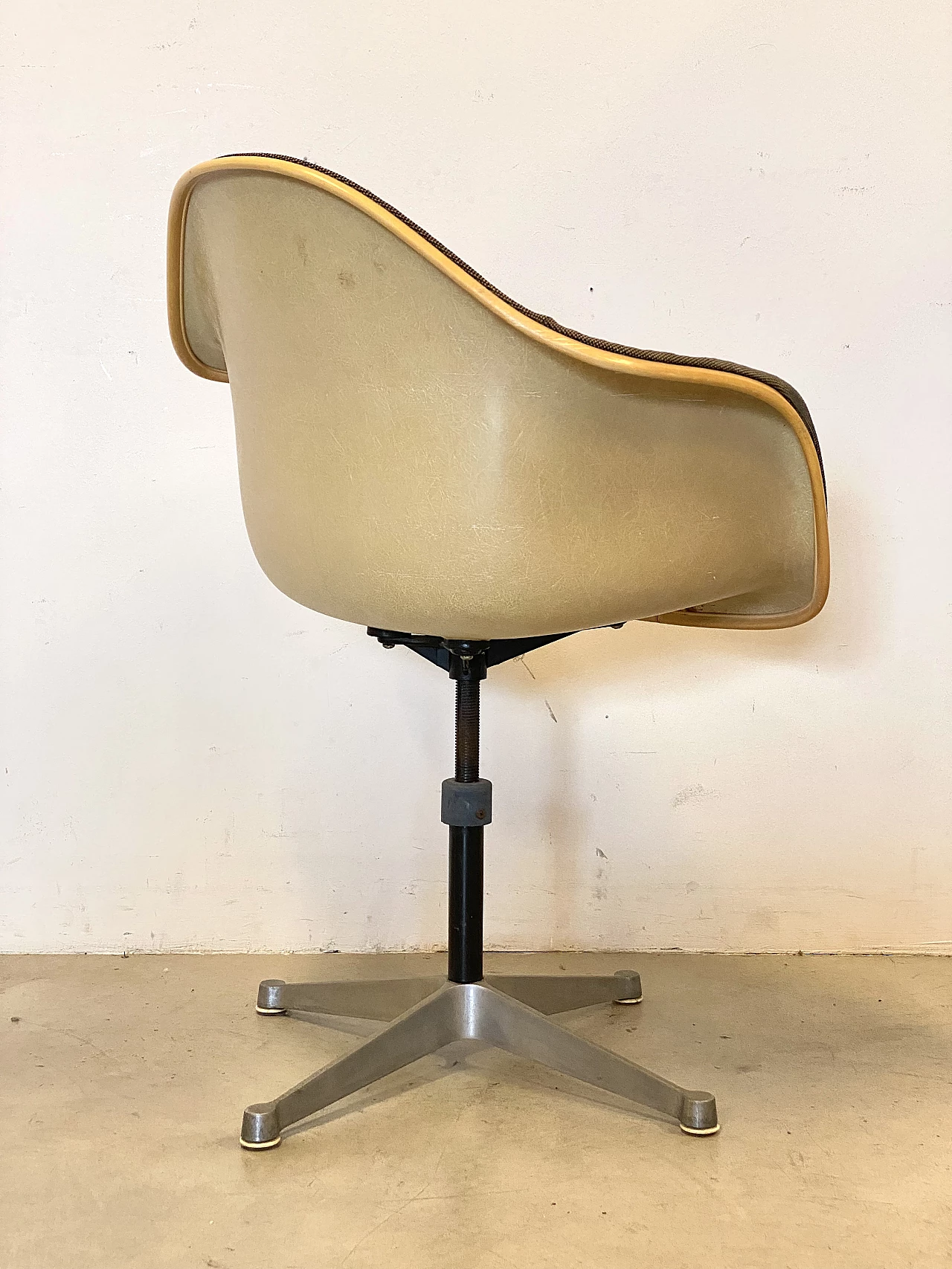 Sedia girevole di Charles Ray Eames per Herman Miller, anni '70 5