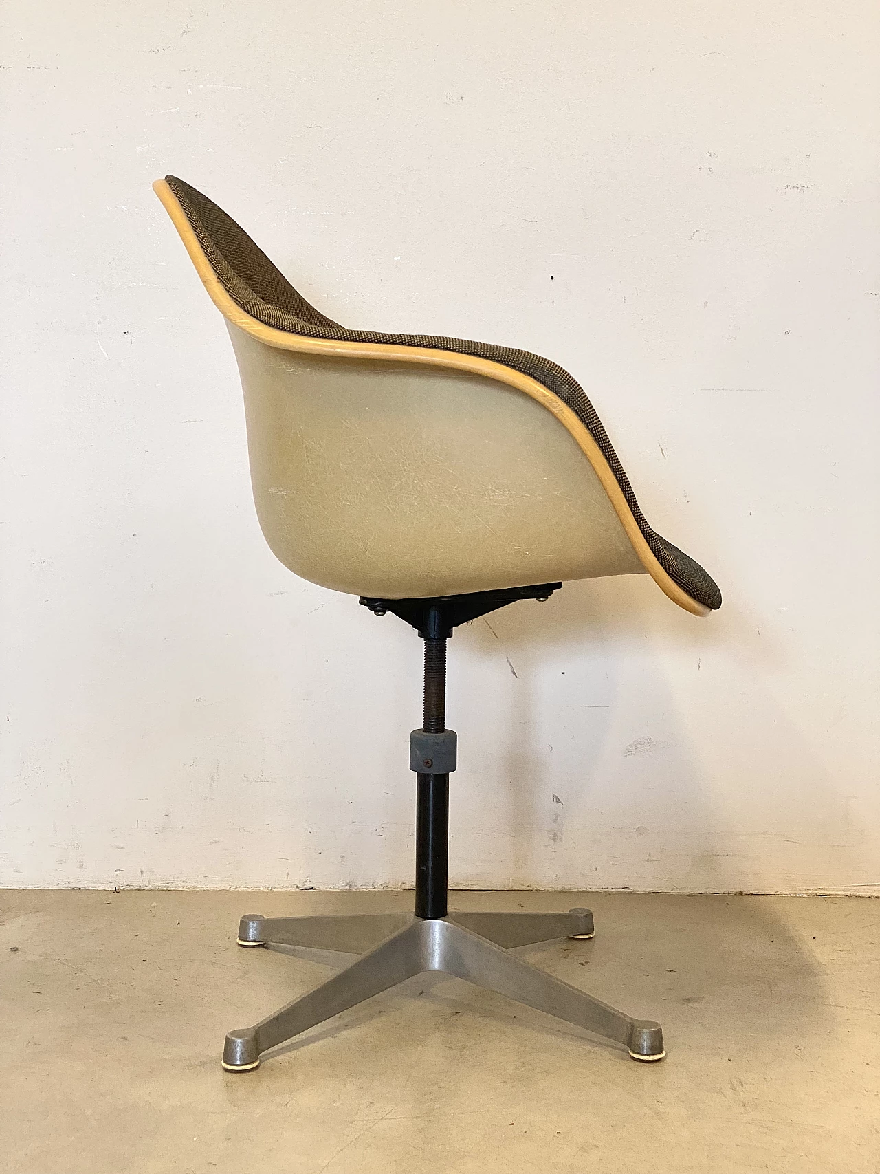 Sedia girevole di Charles Ray Eames per Herman Miller, anni '70 6