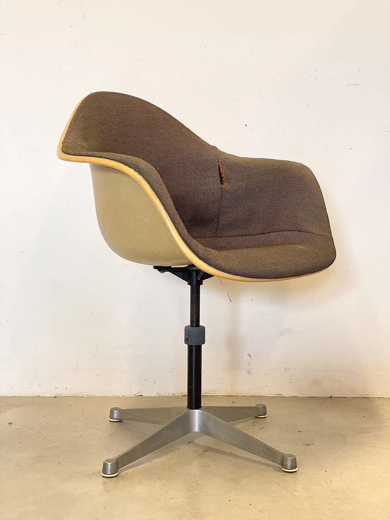 Sedia girevole di Charles Ray Eames per Herman Miller, anni '70 7