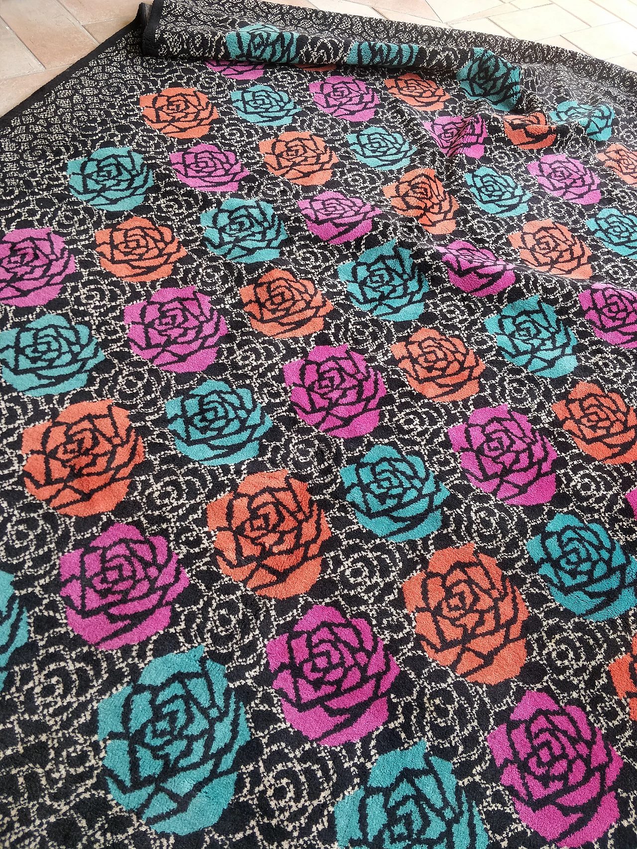 Tappeto con rose colorate di Ottavio Missoni per T&J Vestor, anni '80 3