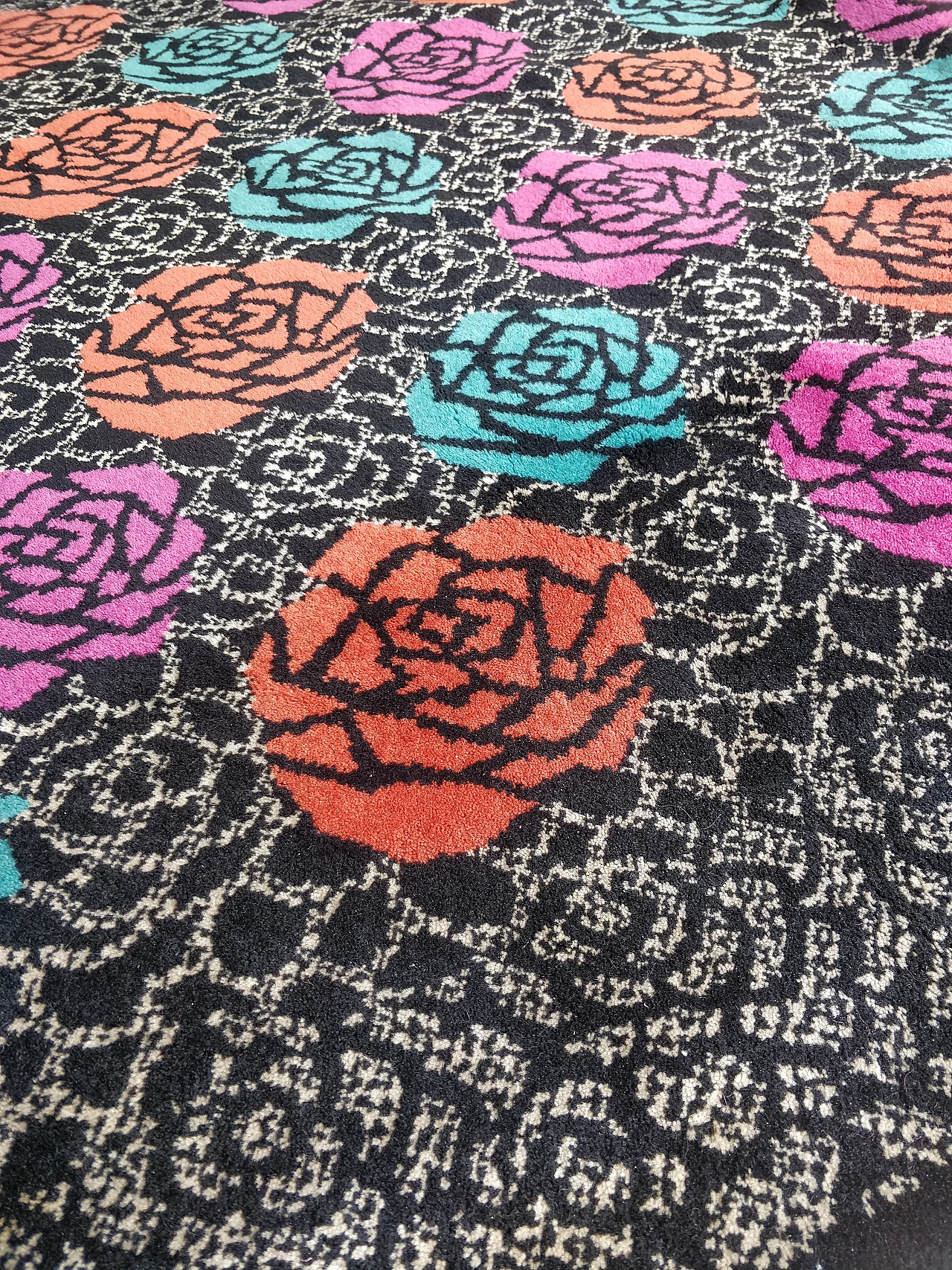 Tappeto con rose colorate di Ottavio Missoni per T&J Vestor, anni '80 9