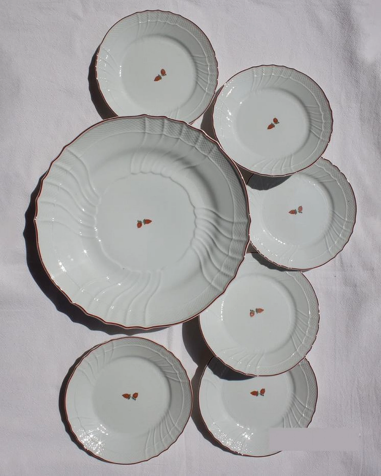 6 Saucers and serving plate with strawberries by Richard Ginori, 1950s 4
