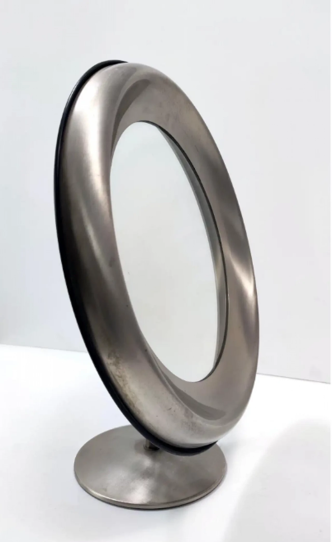 Specchio da toilette rotondo in ottone anodizzato attribuibile a Sergio Mazza, anni '70 3