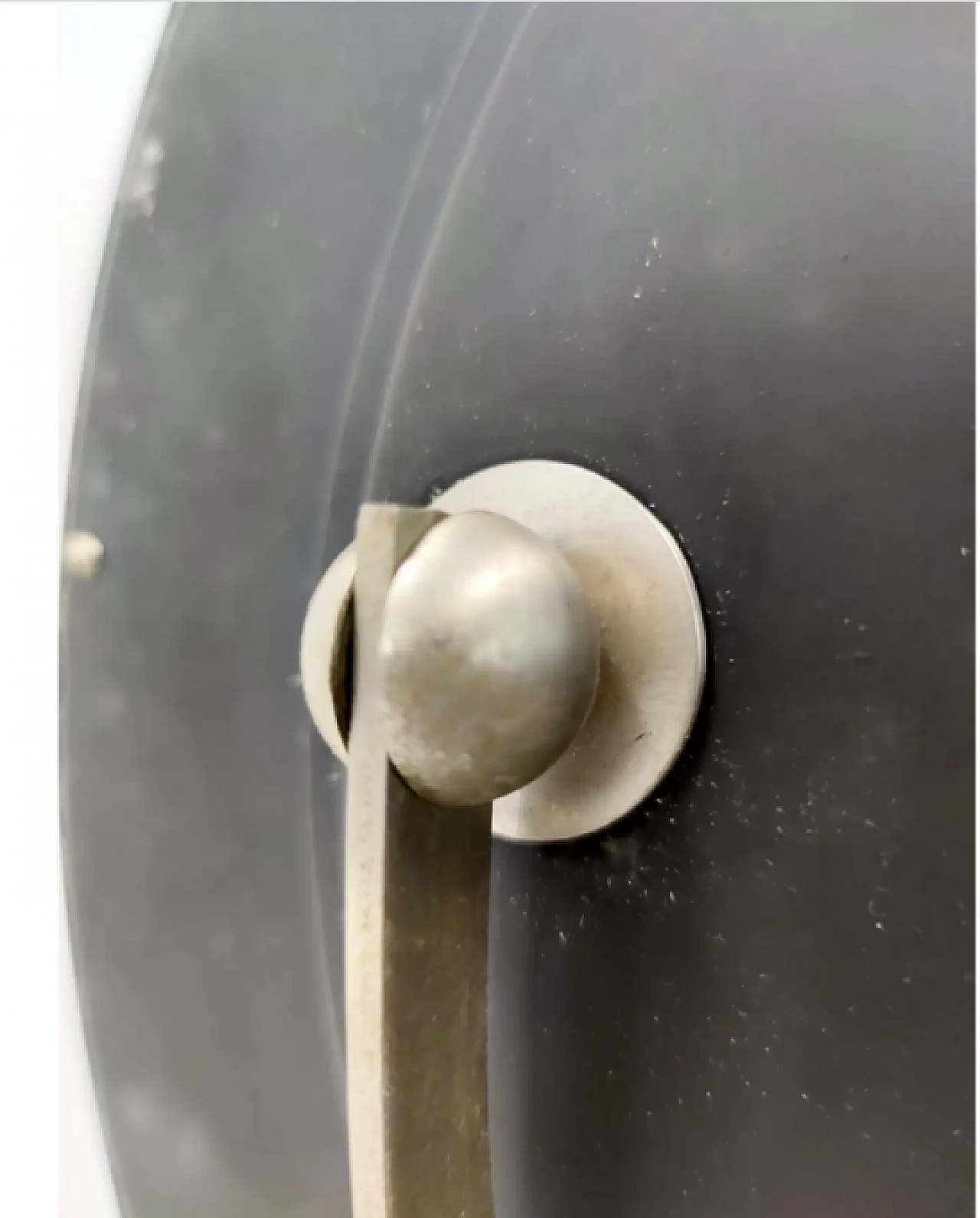 Specchio da toilette rotondo in ottone anodizzato attribuibile a Sergio Mazza, anni '70 4