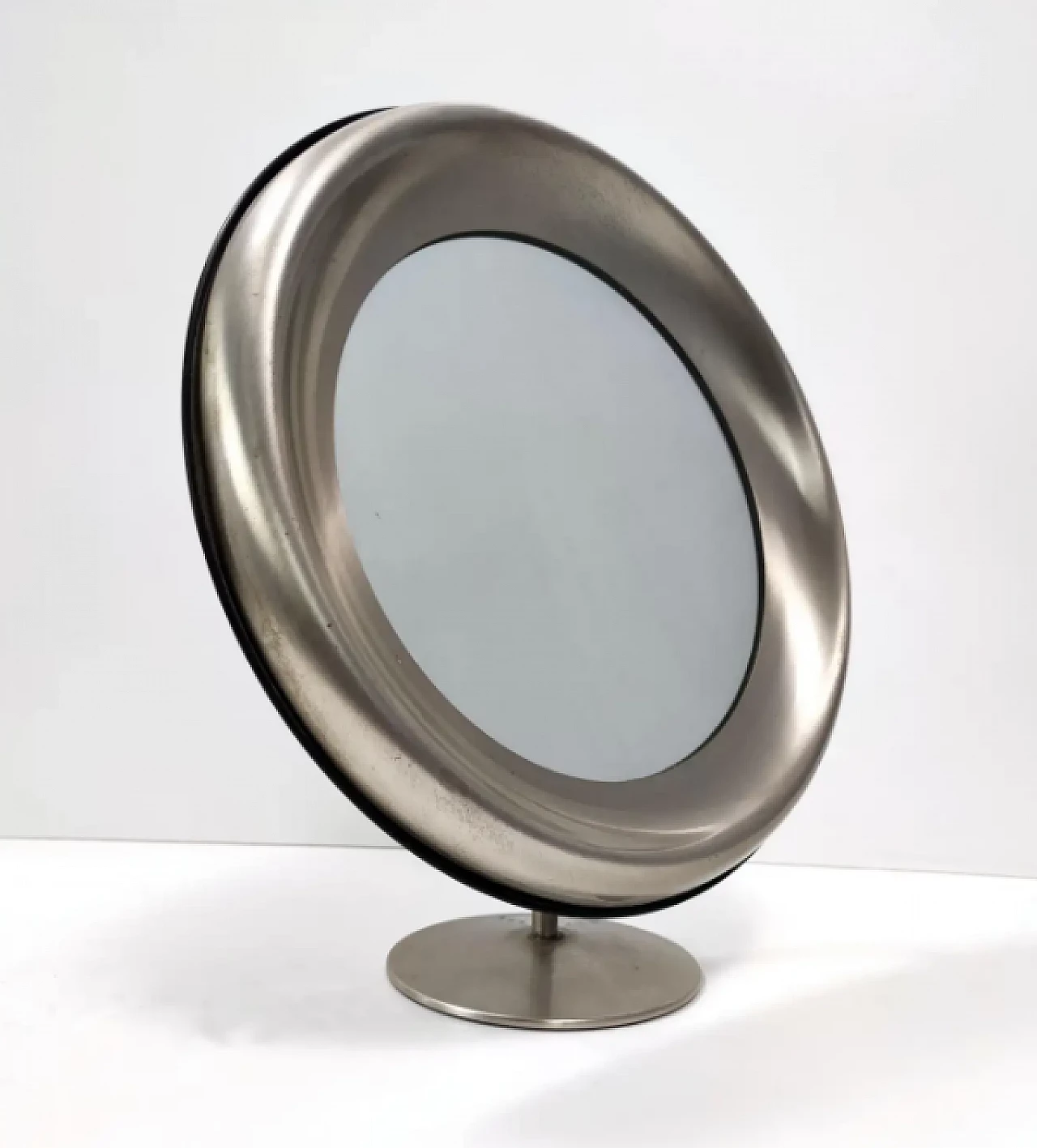Specchio da toilette rotondo in ottone anodizzato attribuibile a Sergio Mazza, anni '70 5