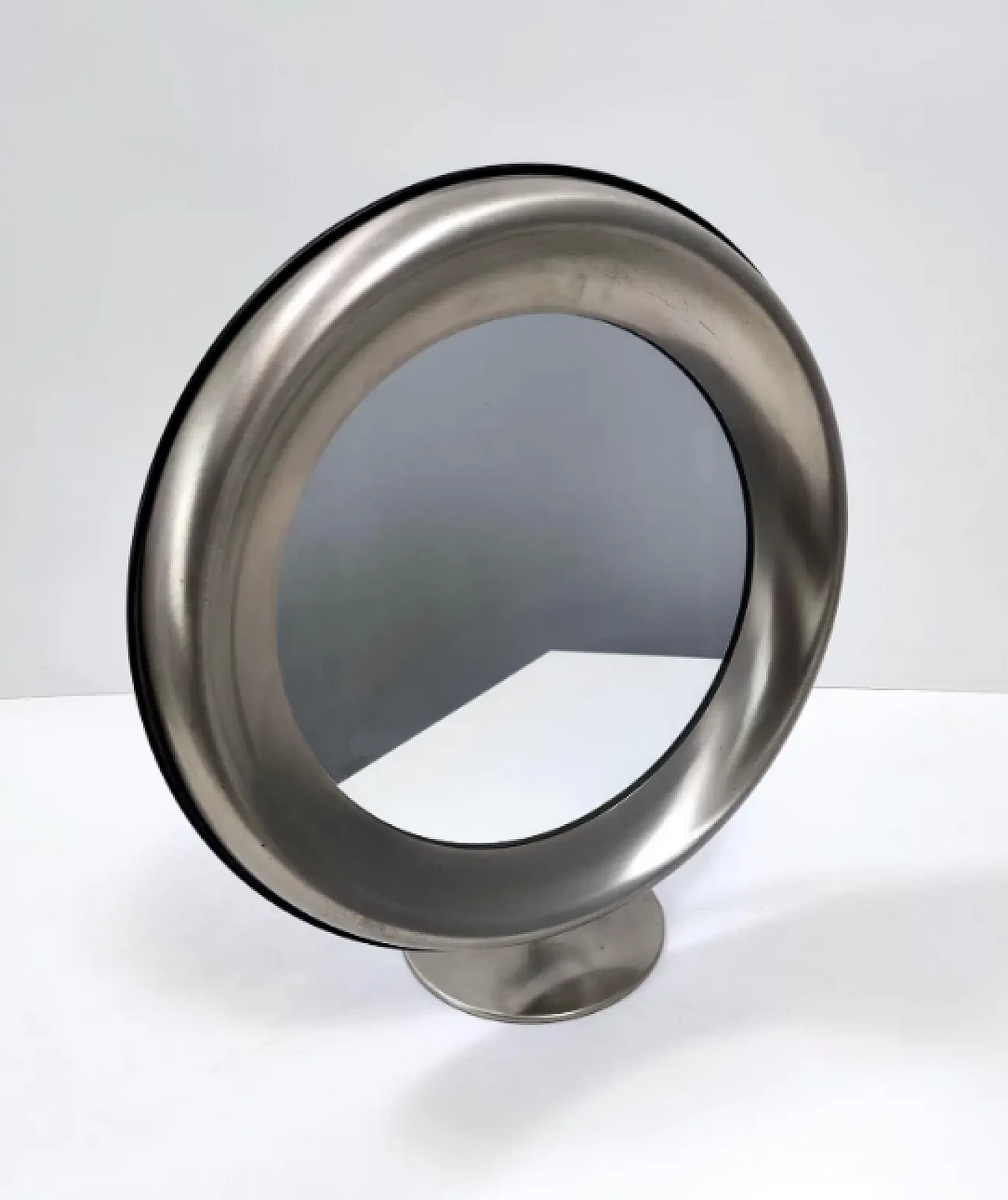 Specchio da toilette rotondo in ottone anodizzato attribuibile a Sergio Mazza, anni '70 7