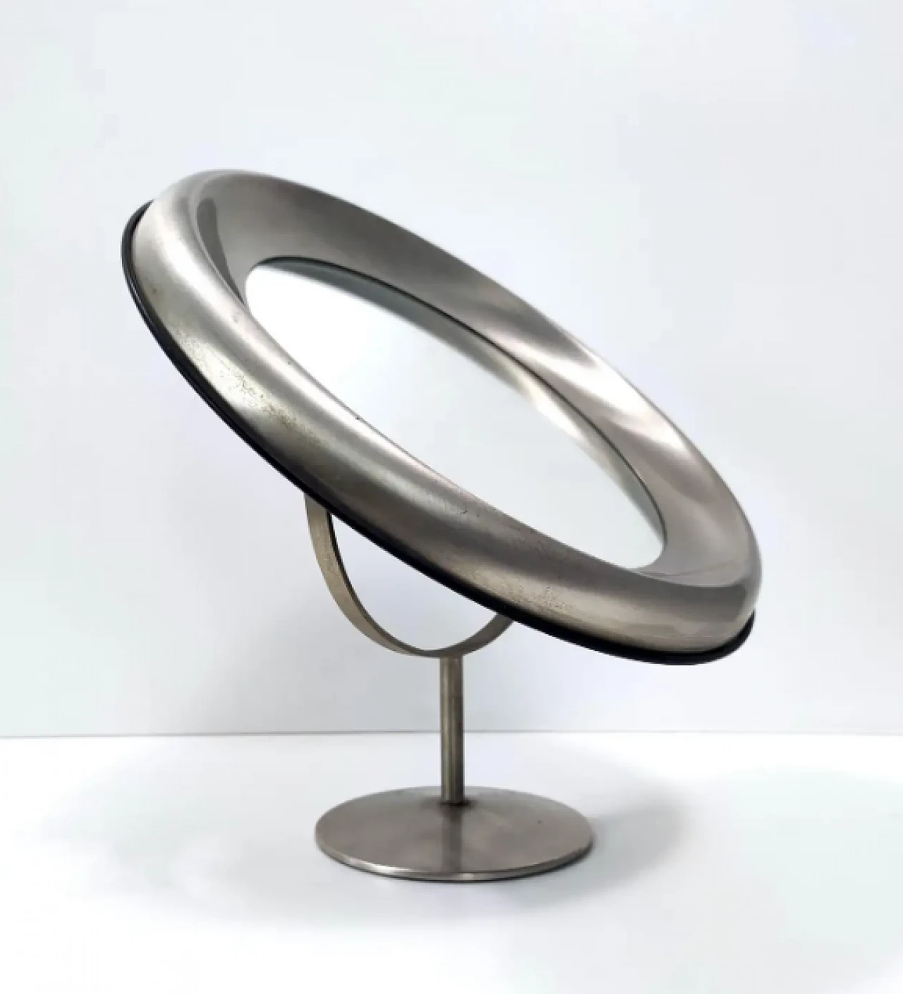 Specchio da toilette rotondo in ottone anodizzato attribuibile a Sergio Mazza, anni '70 8