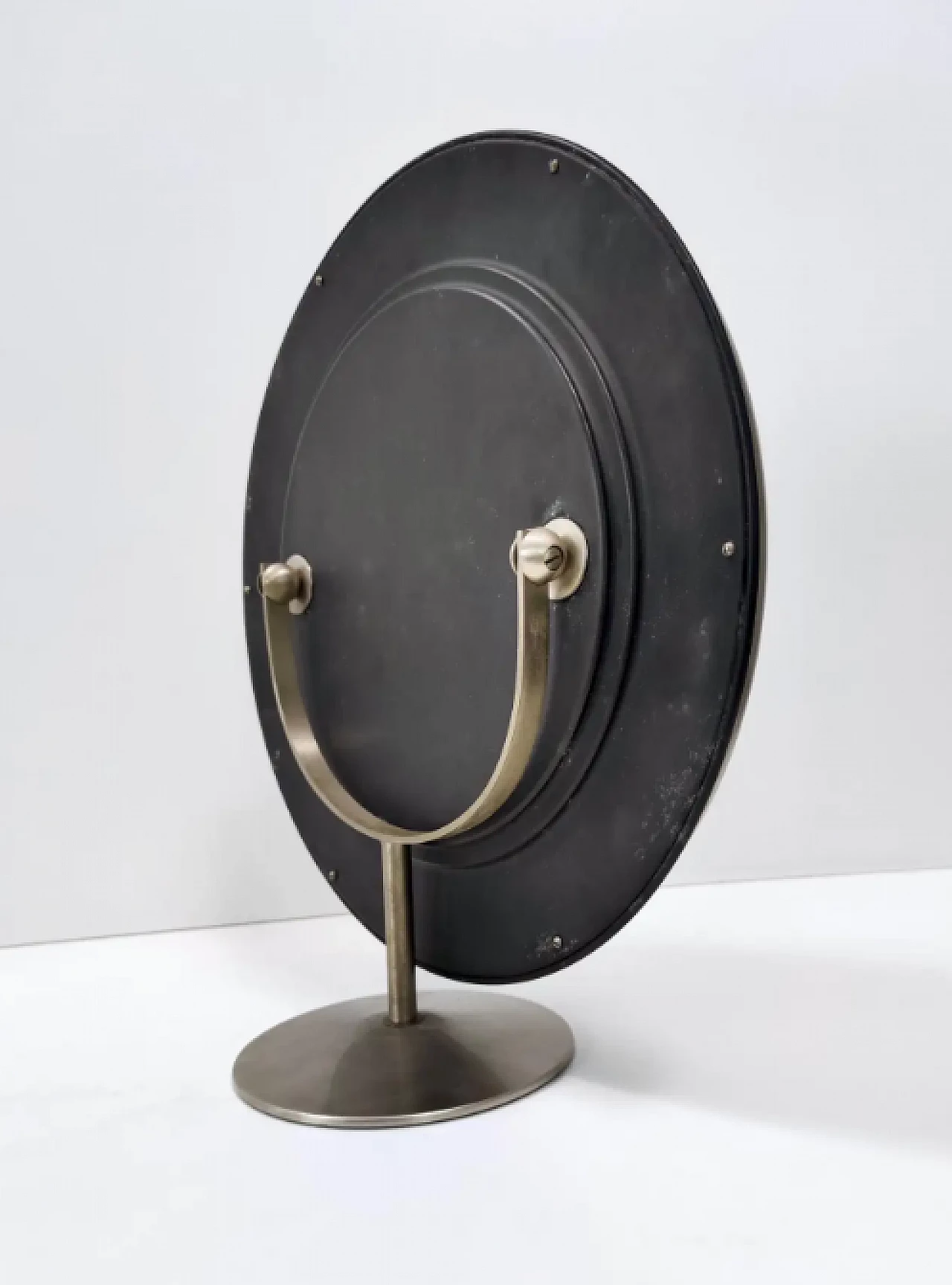 Specchio da toilette rotondo in ottone anodizzato attribuibile a Sergio Mazza, anni '70 10