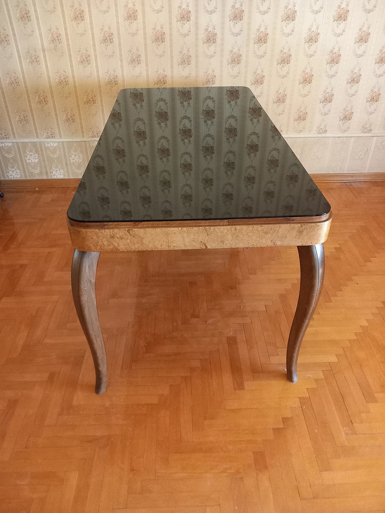 Tavolo in legno con copertura in vetro, anni '50 6