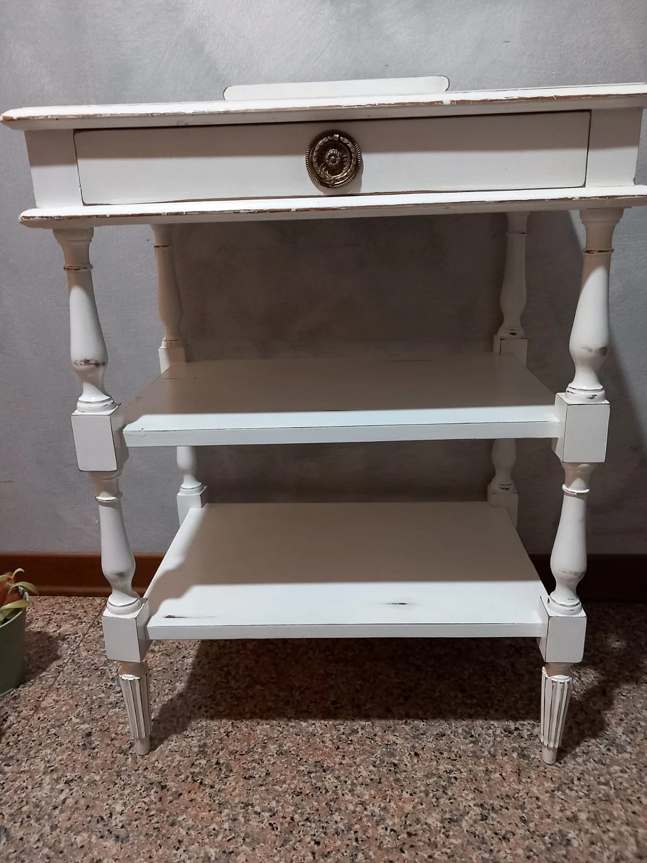 Tavolino con tre ripiani e cassetto in legno bianco, anni '60 5
