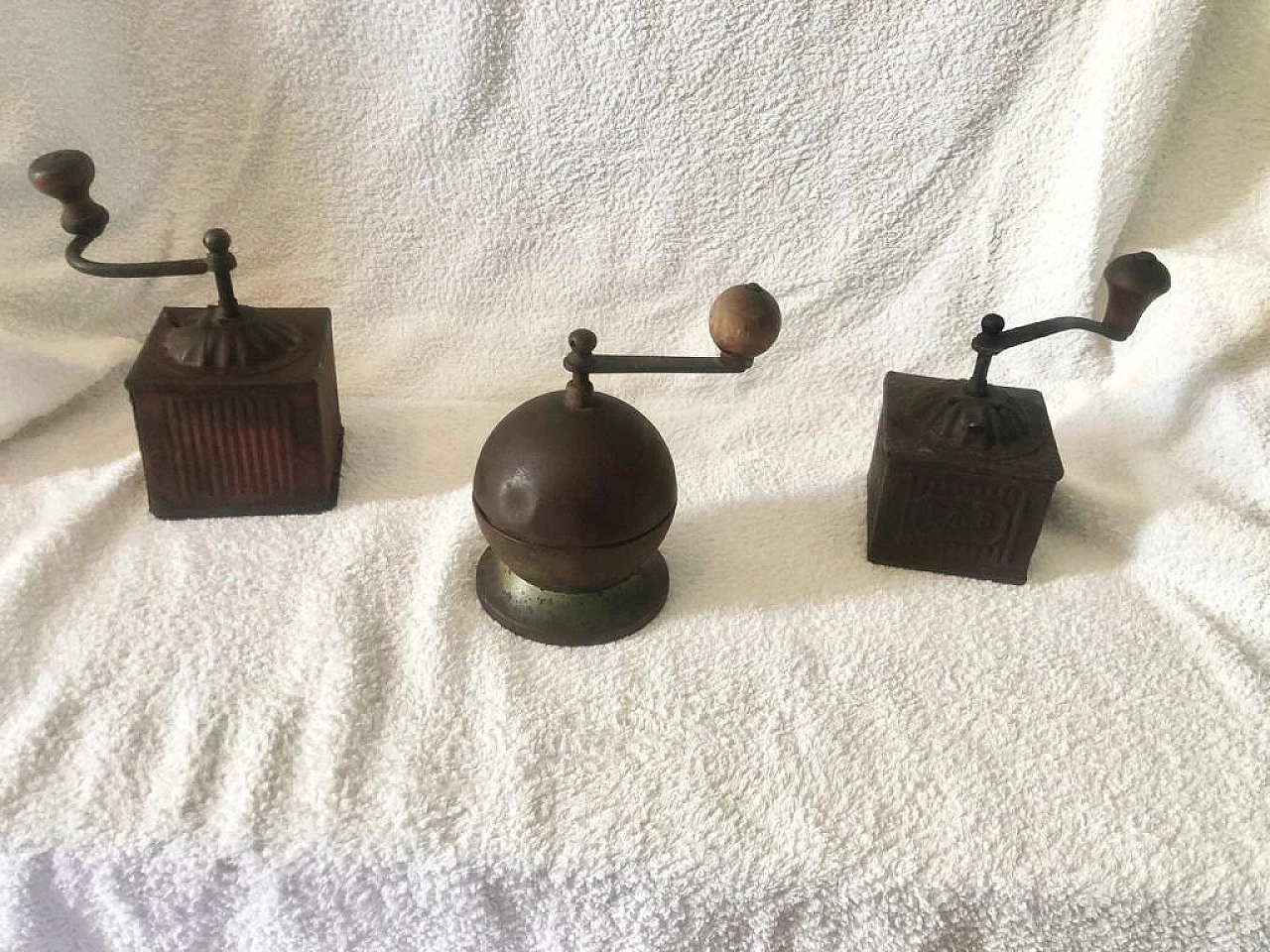 3 Coffee grinders in iron and wood, 1940s 8