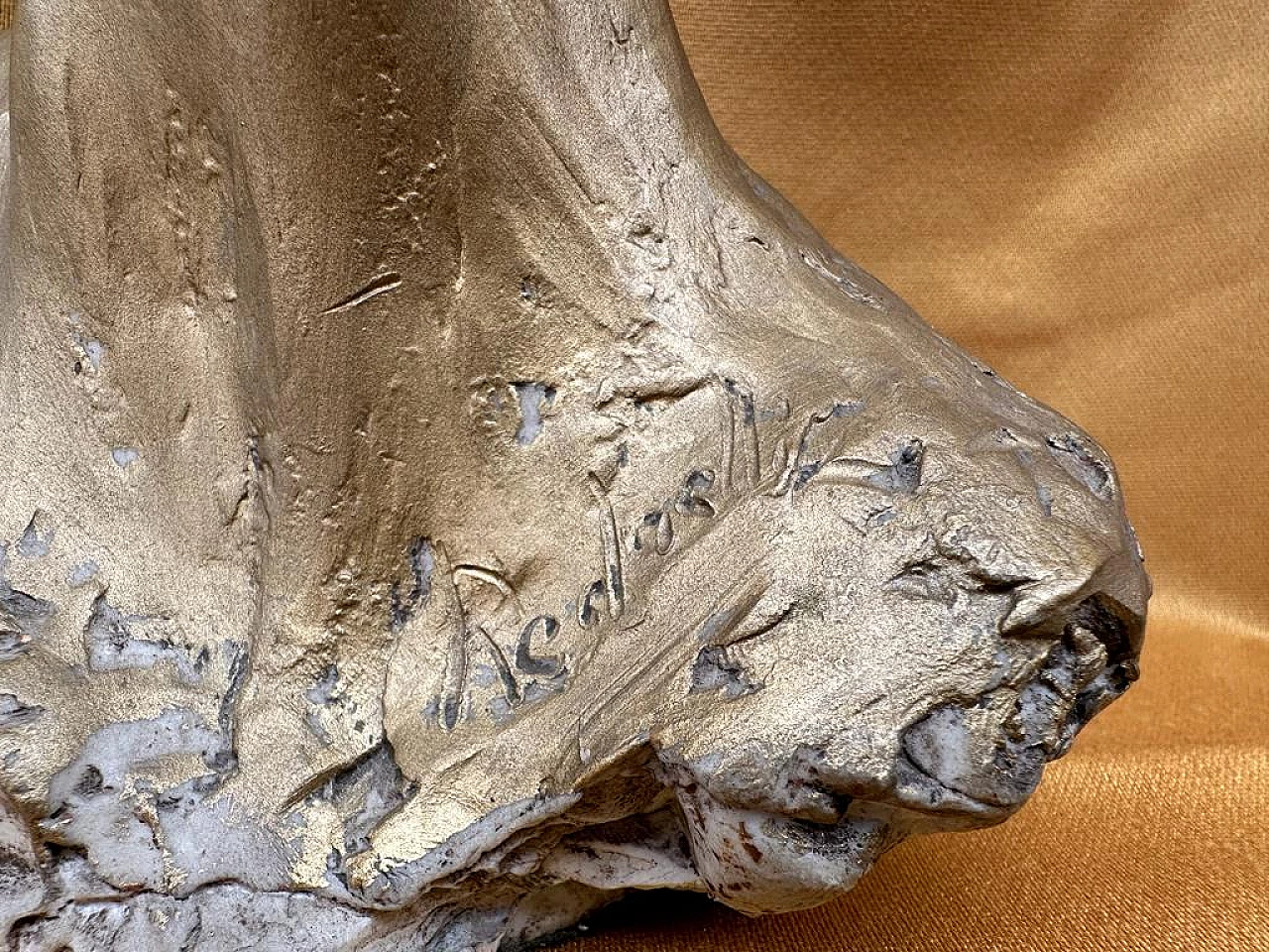 Scultura di donna con collo lungo in ceramica di Capodimonte dorata 1