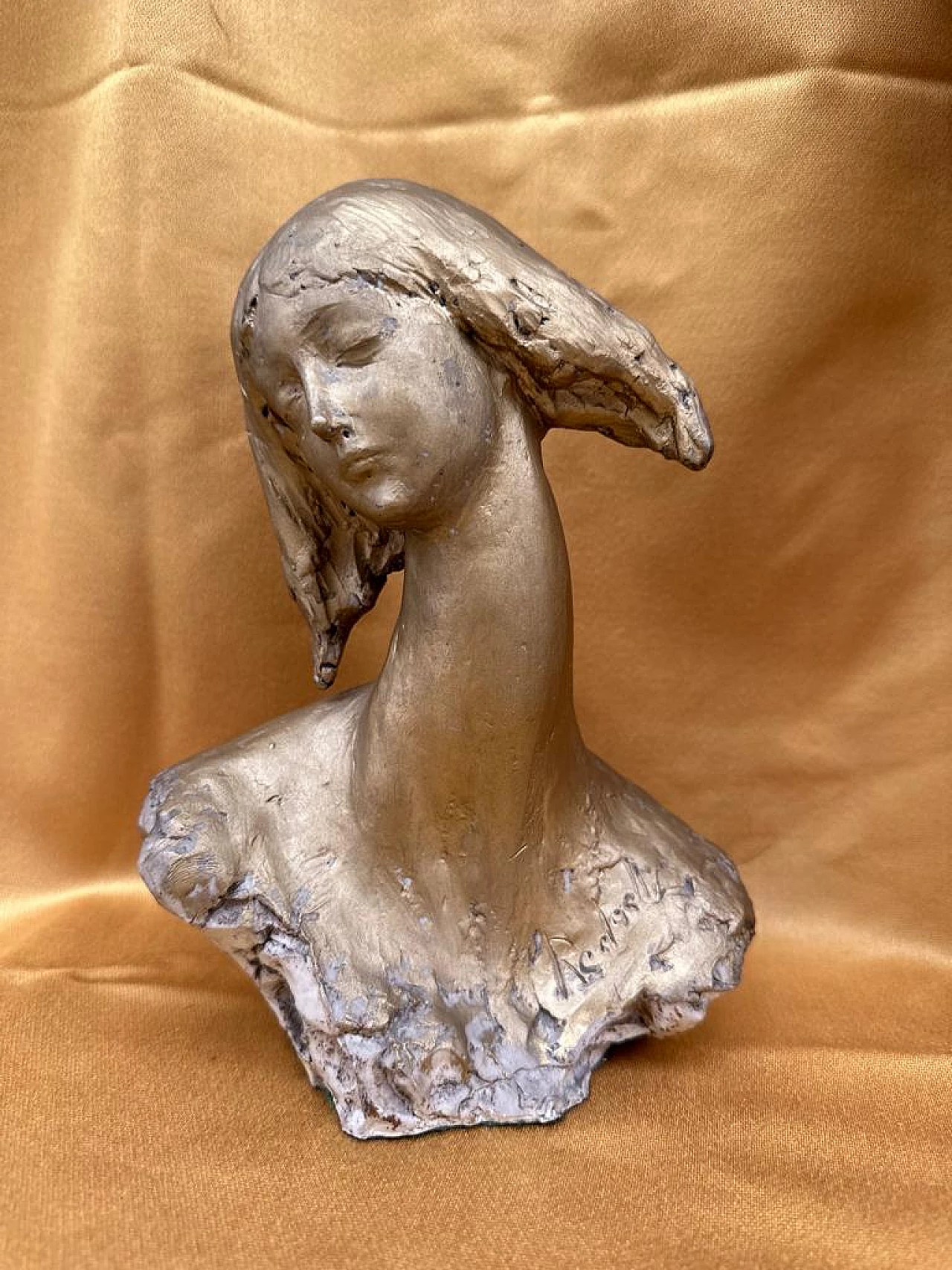 Scultura di donna con collo lungo in ceramica di Capodimonte dorata 2