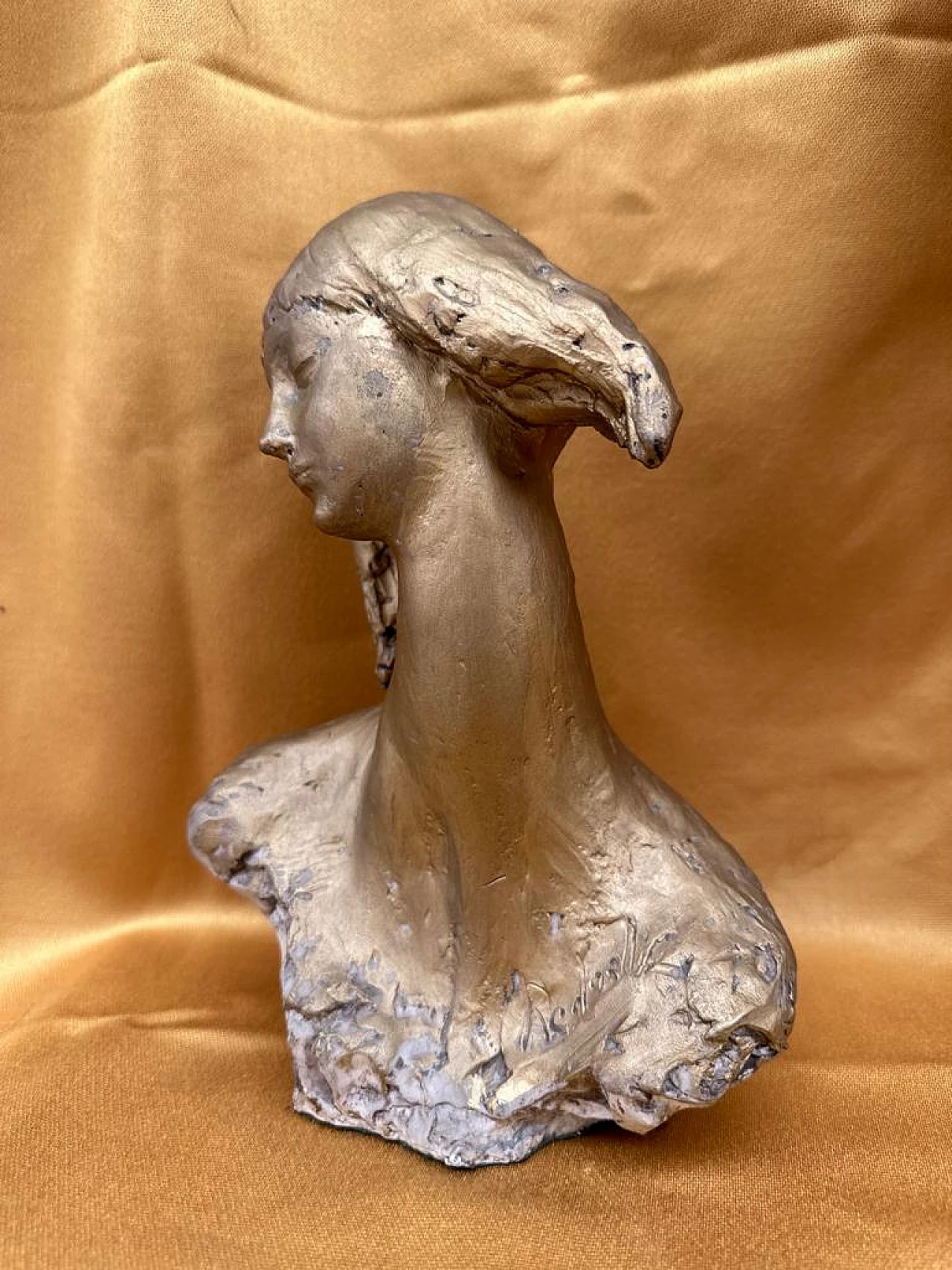 Scultura di donna con collo lungo in ceramica di Capodimonte dorata 3