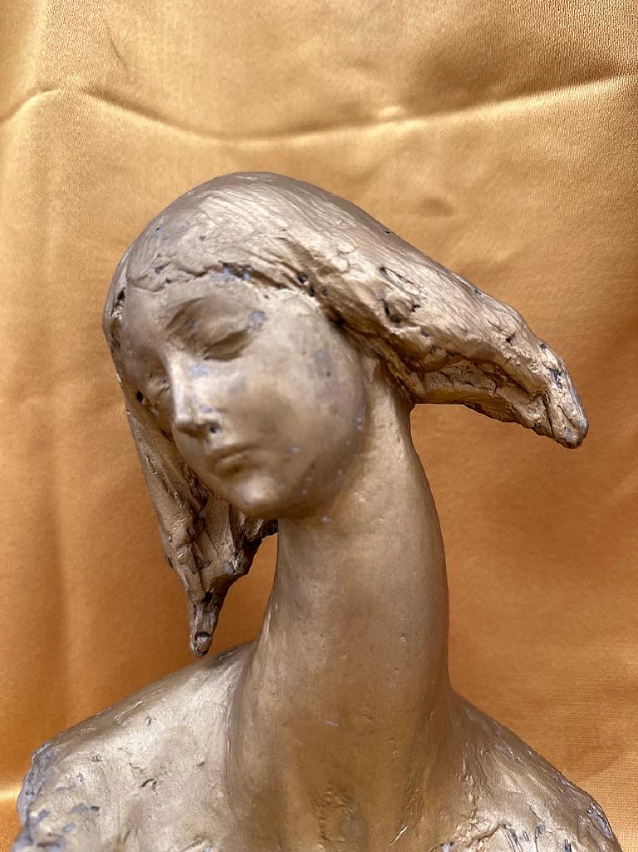 Scultura di donna con collo lungo in ceramica di Capodimonte dorata 4